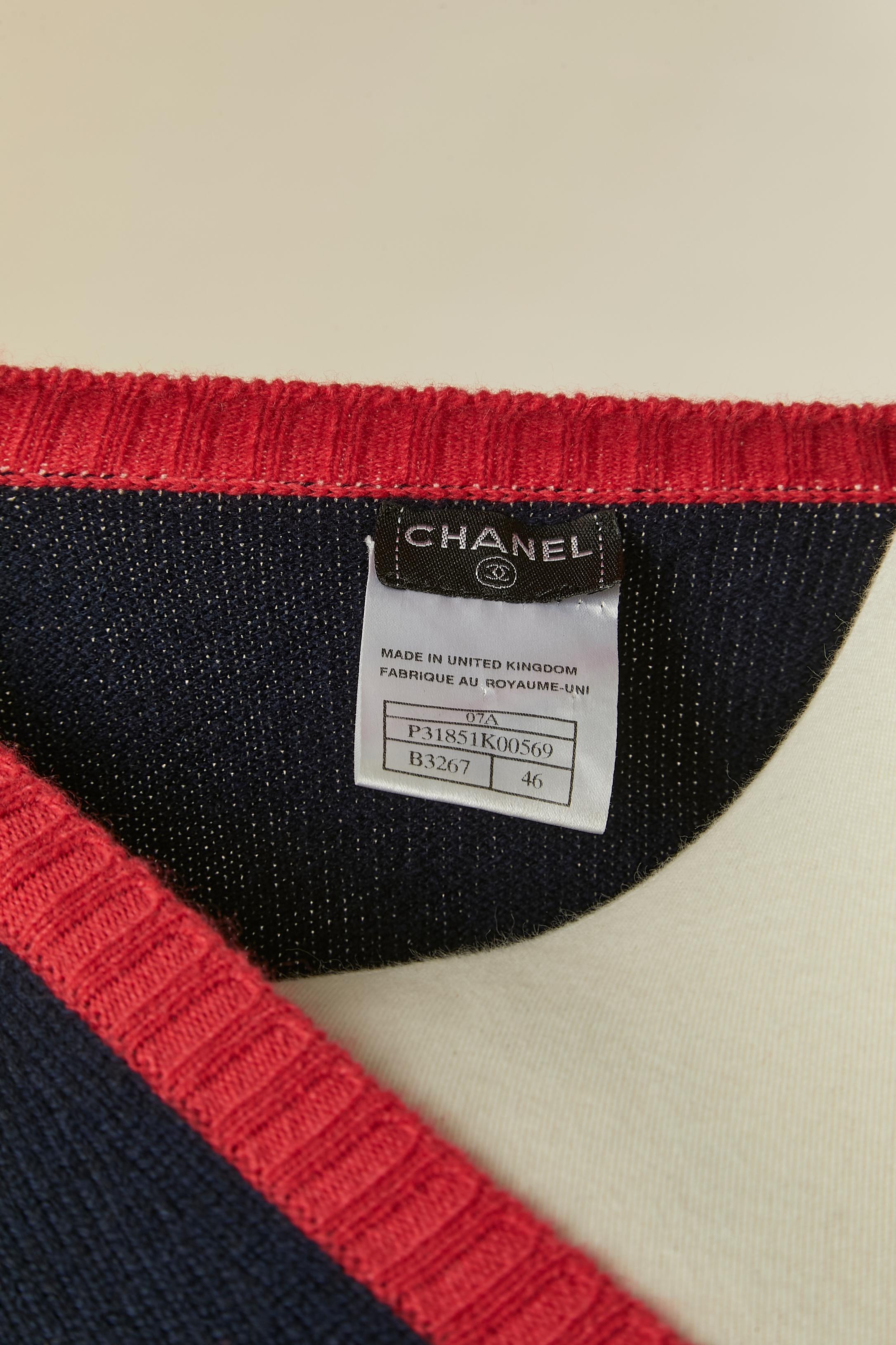 Maglione in cashmere blu navy e rosso con scollo a V e patch di perline Chanel in vendita 1
