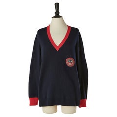 Maglione in cashmere blu navy e rosso con scollo a V e patch di perline Chanel