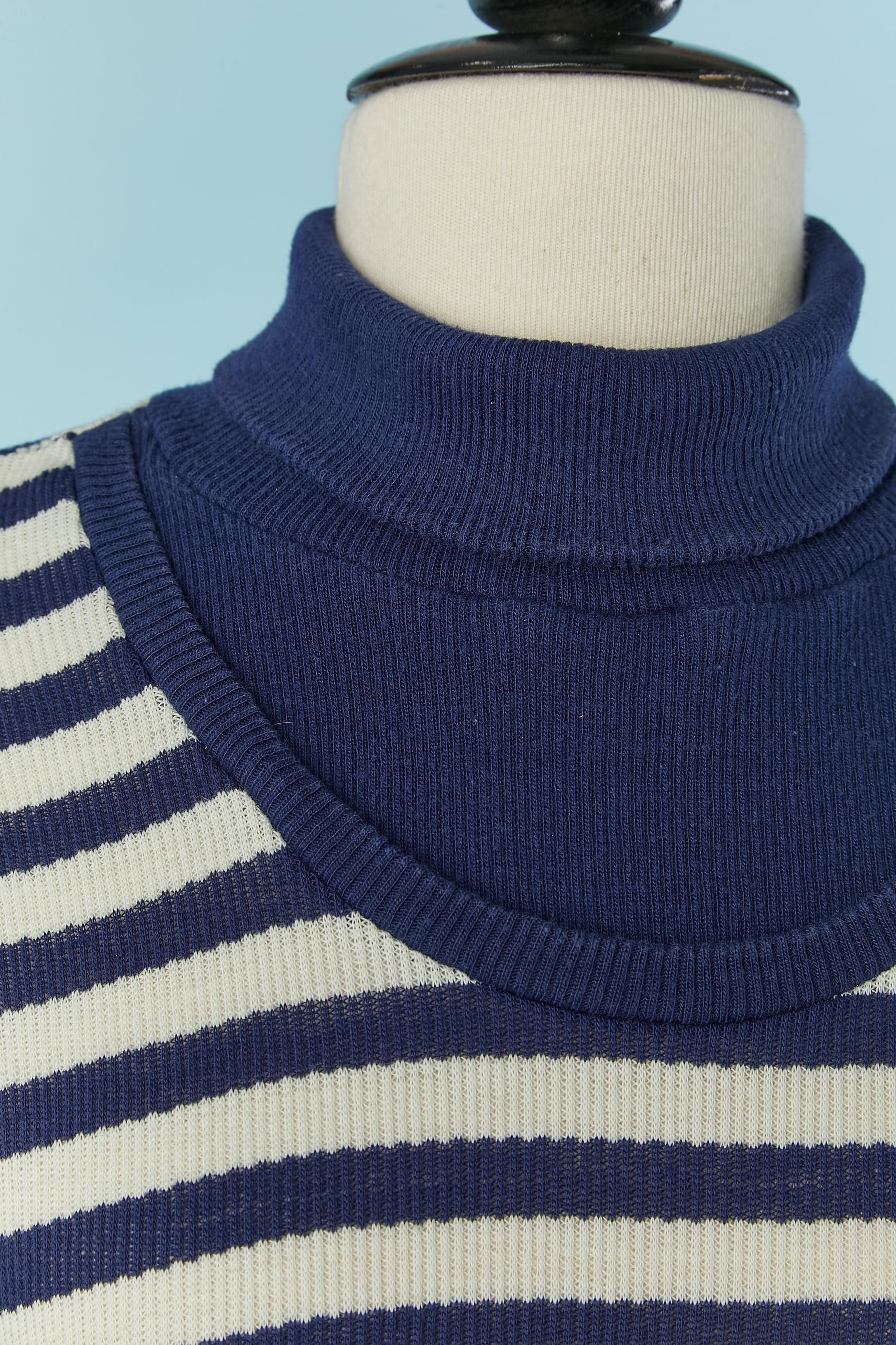 Maglione a righe bianche e blu navy .Composizione della maglia: 50% poliestere, 50% cotone
TAGLIA S 