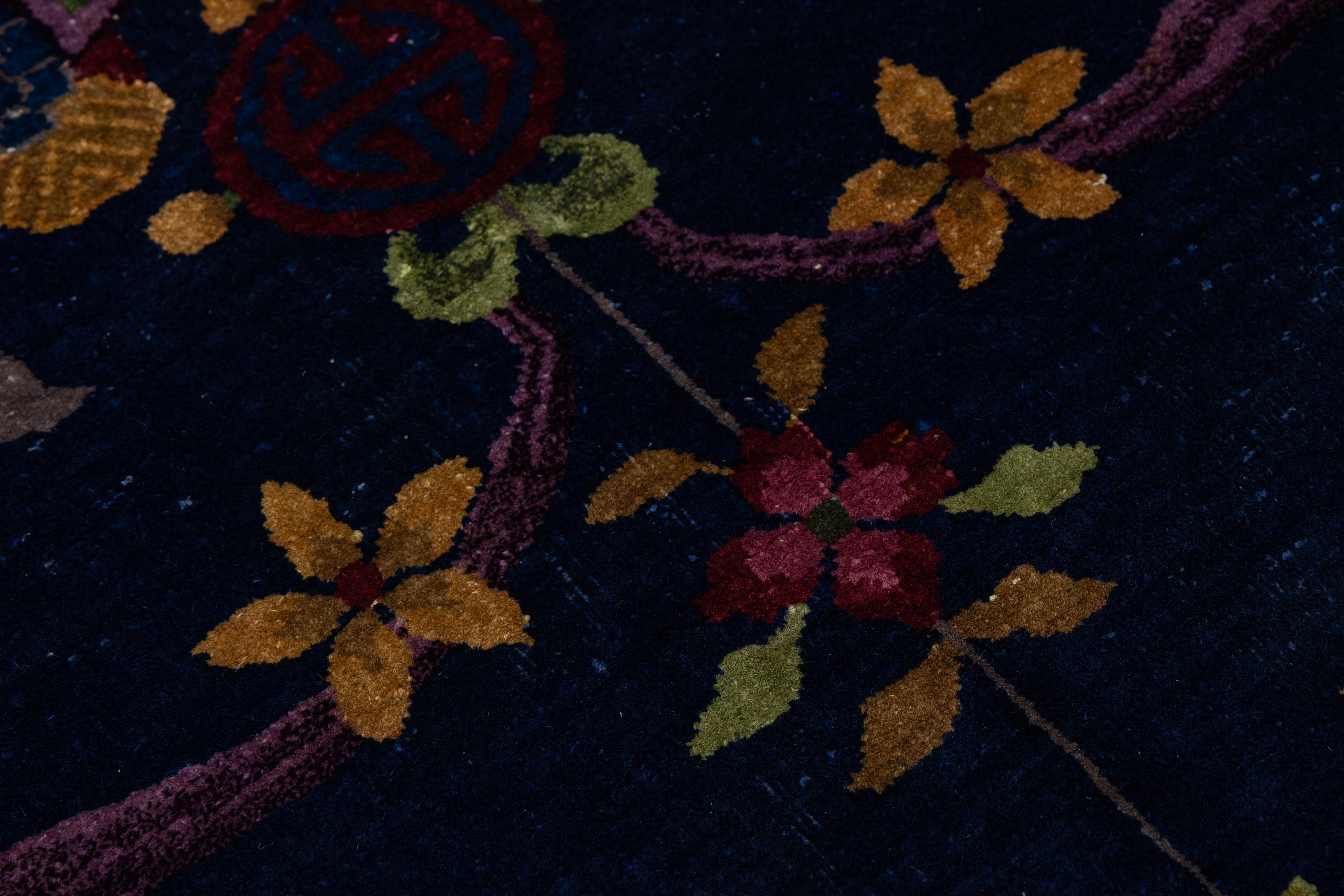 Annodato a mano Tappeto in lana cinese Art Deco antico blu navy con un design classico in vendita