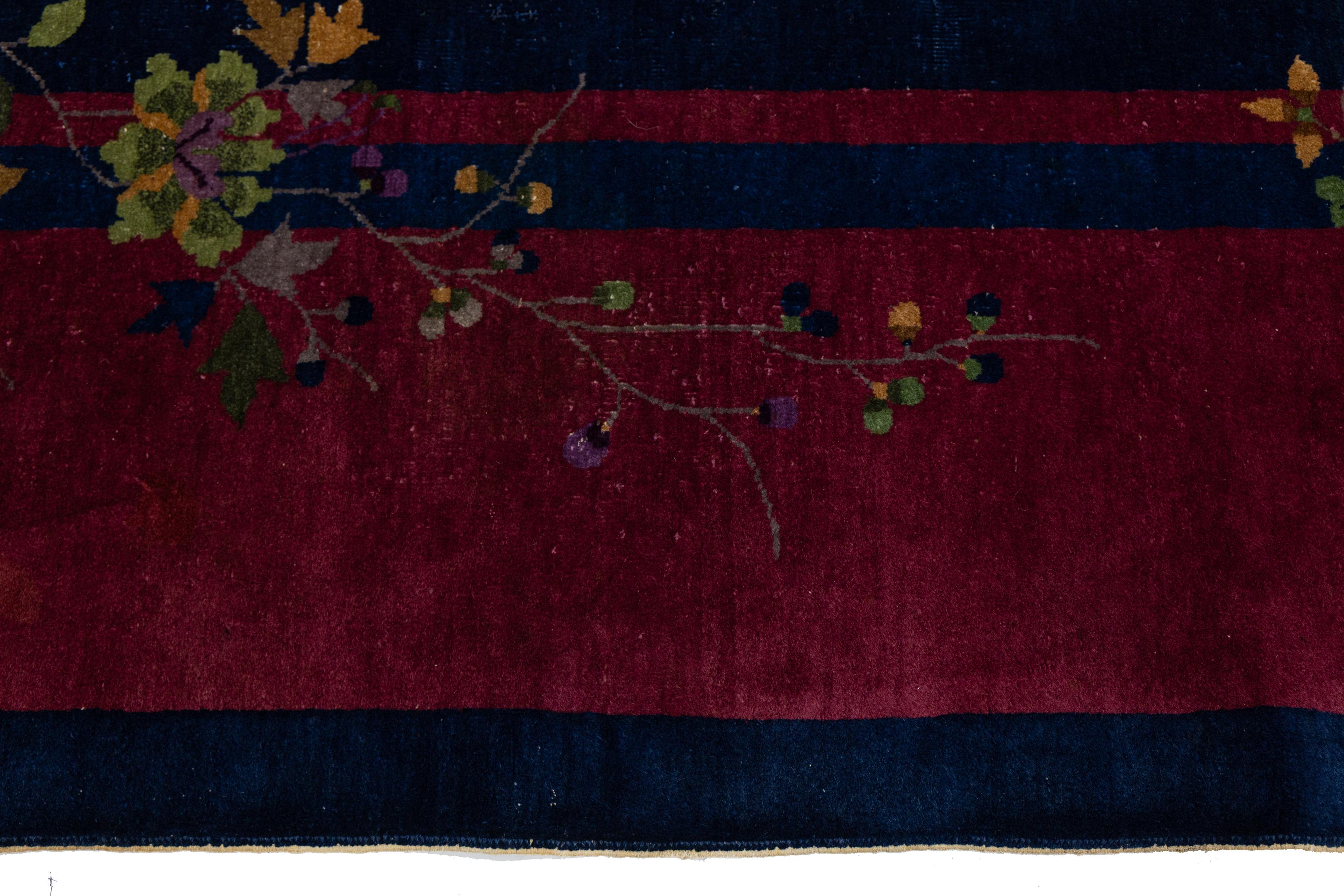 Tappeto in lana cinese Art Deco antico blu navy con un design classico In condizioni buone in vendita a Norwalk, CT