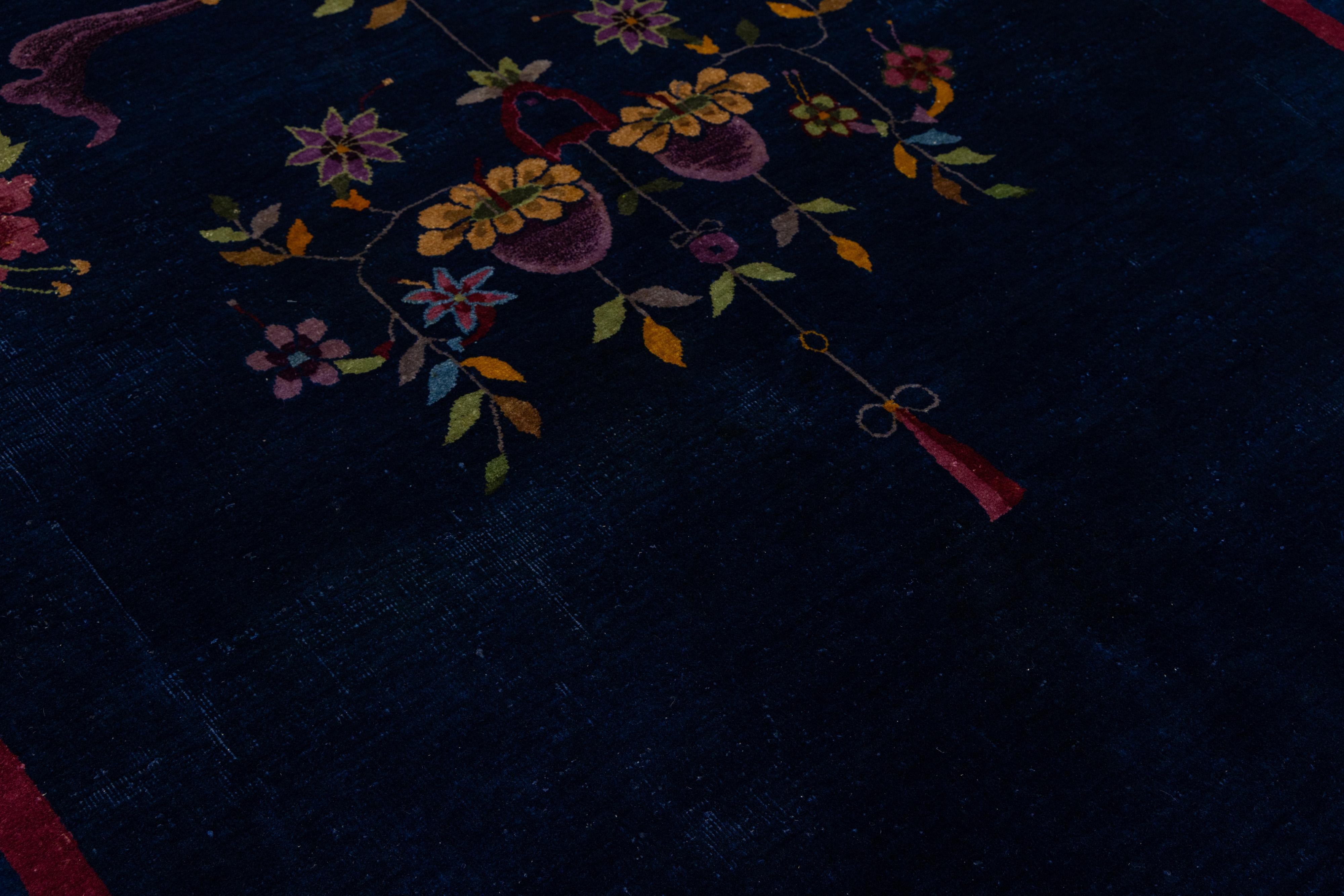 XX secolo Tappeto in lana cinese Art Deco antico blu navy con un design classico in vendita