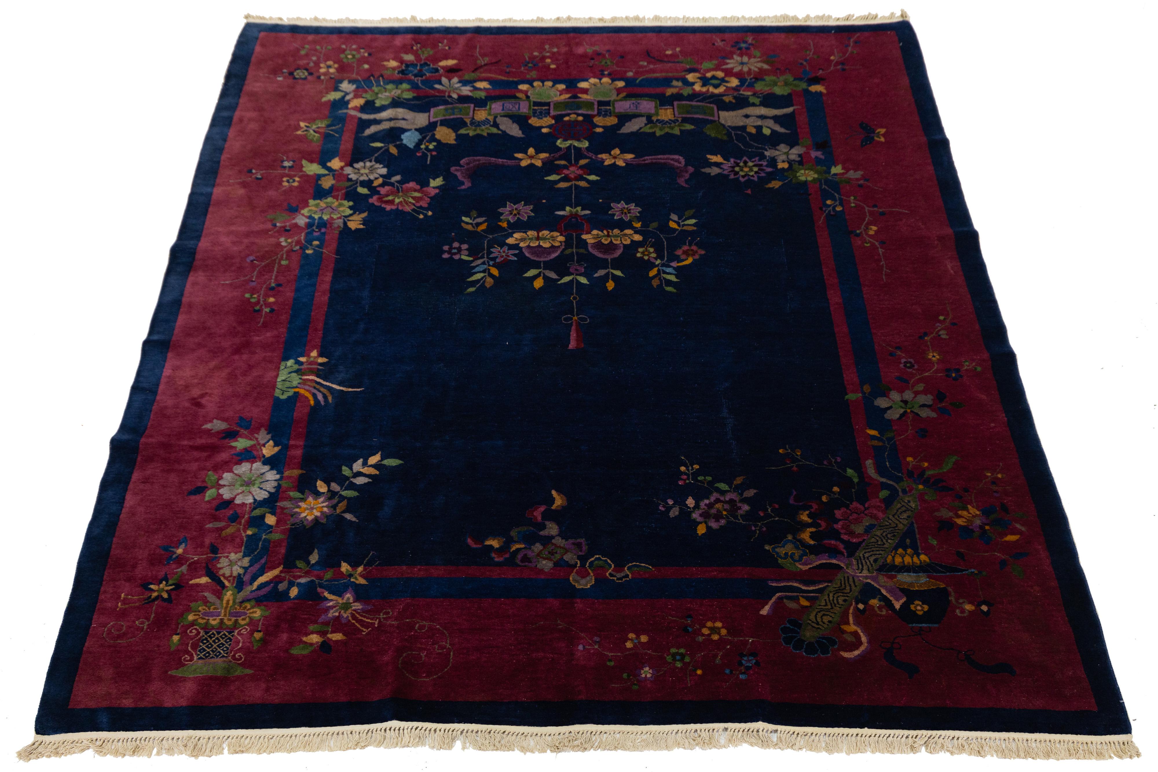 Questo elegante tappeto antico in lana cinese Art Deco presenta un campo di colore blu navy con un bordo decorativo in rosso e accenti vivaci, mettendo in mostra uno splendido motivo classico cinese.

Questo tappeto misura 9' x 11'.

 