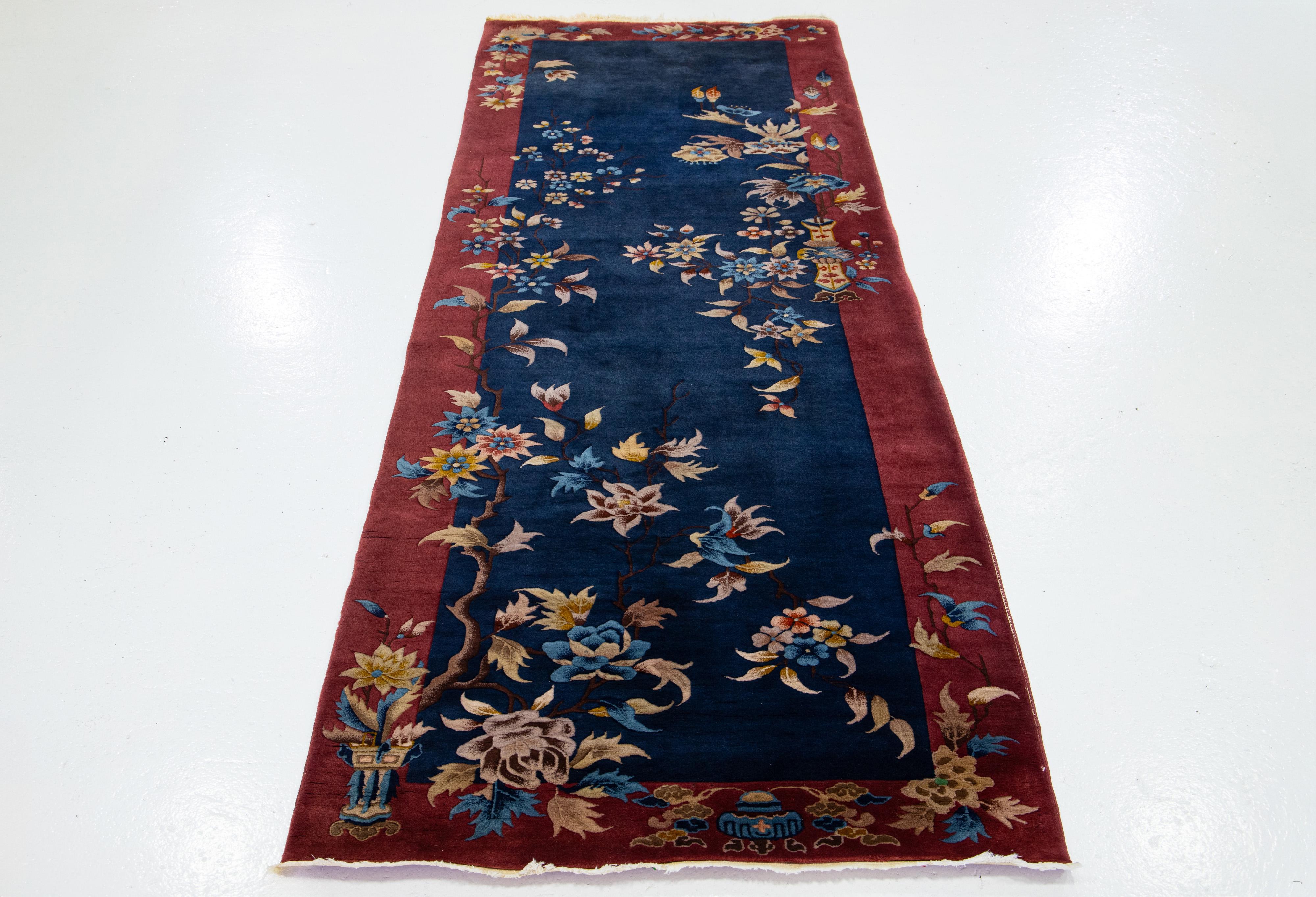 Magnifique tapis chinois antique Art Déco en laine nouée à la main avec un champ bleu marine. Ce tapis chinois présente un cadre rouge et des accents multicolores disposés dans un magnifique motif floral chinois. 

Ce tapis mesure : 3'10