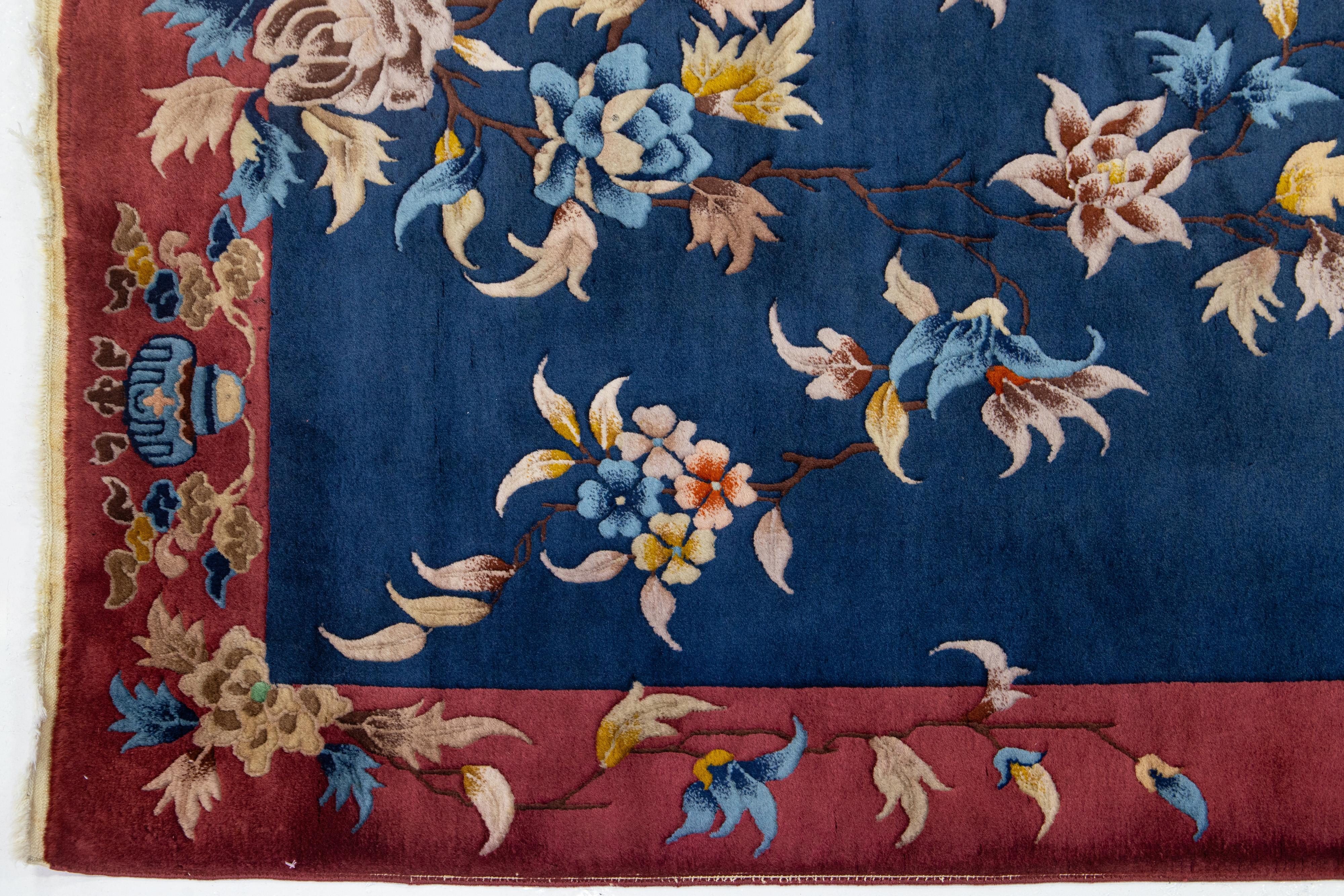 Autre Tapis de couloir Art Déco ancien en laine chinoise à fleurs bleu marine, fait à la main en vente