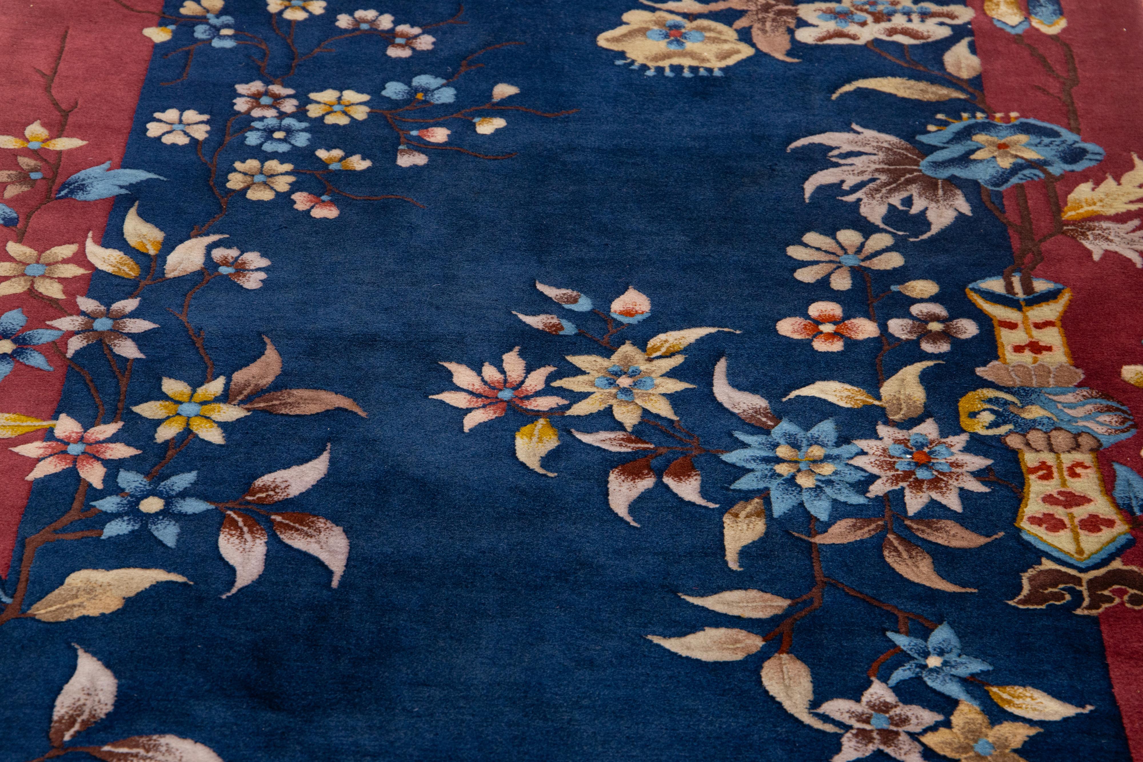 Tapis de couloir Art Déco ancien en laine chinoise à fleurs bleu marine, fait à la main en vente 1