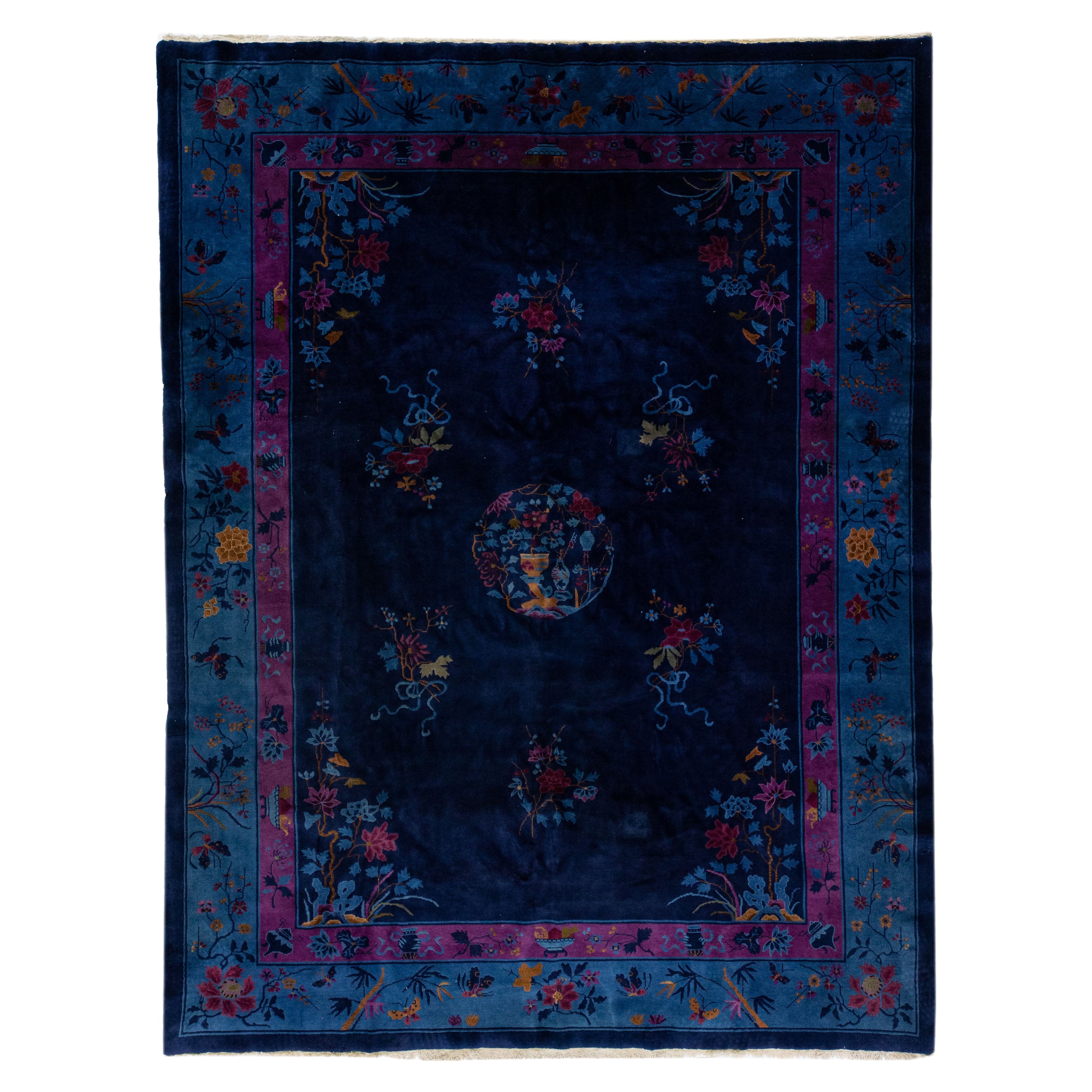 Tapis Art Déco chinois ancien en laine bleu marine fait à la main avec motif floral