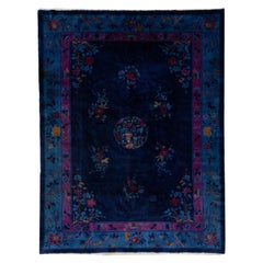 Tapis Art Déco chinois ancien en laine bleu marine fait à la main avec motif floral