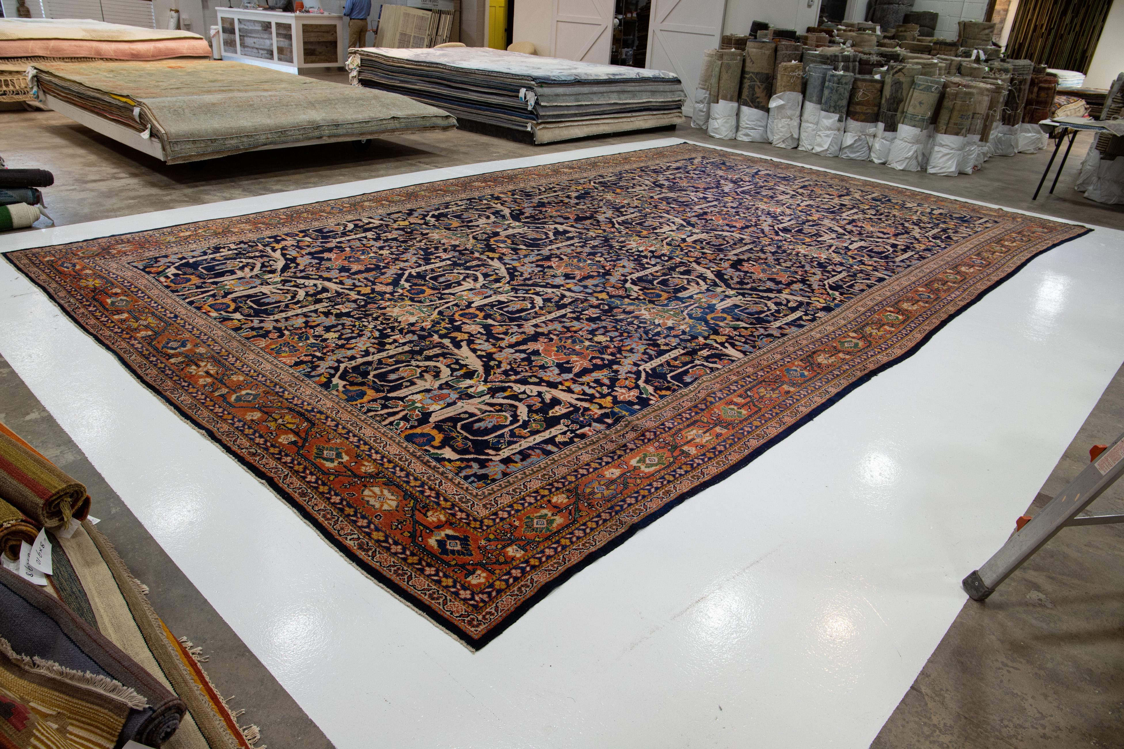 Marineblauer antiker persischer Mahal-Wollteppich, handgefertigt mit Blumenmotiv im Angebot 2