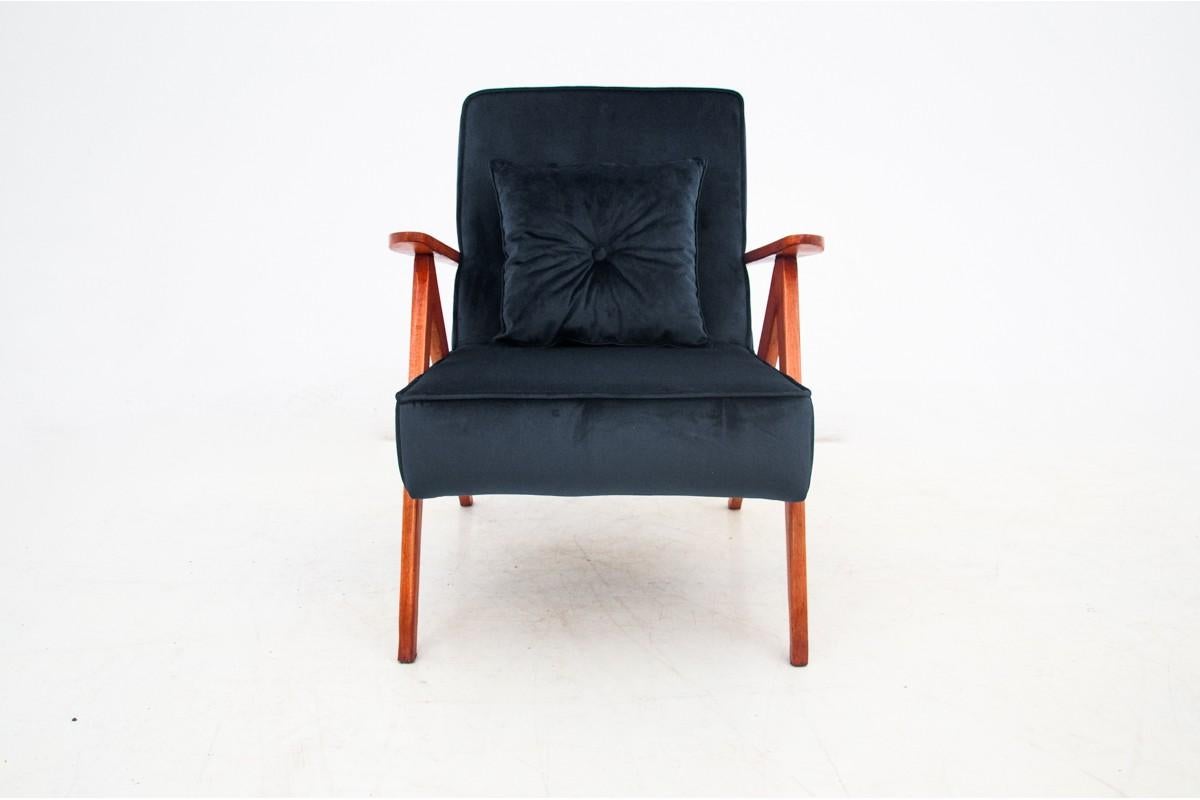 Armchair with footrest, Poland, 1960s

Very good condition, after replacing the upholstery.

Wood: beech

Dimensions: armchair height 74 cm, seat height 38 cm, width 59 cm, depth 80 cm

Footrest height 39 cm, width 40 cm, depth 50 cm.