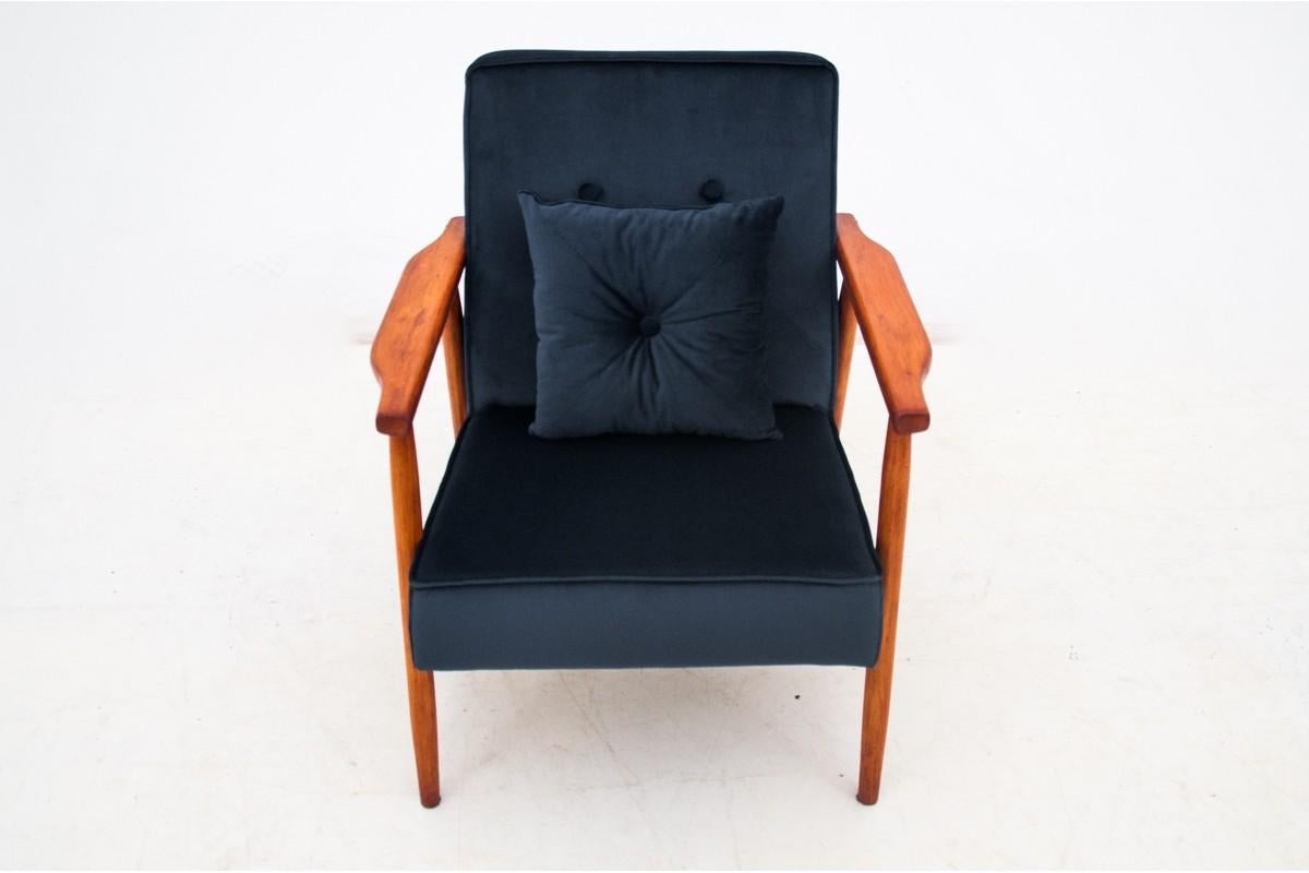 Armchair with footrest, Poland, 1960s

Very good condition, after replacing the upholstery.

Wood: beech

dimensions: armchair height 76 cm, seat height 40 cm, width 63 cm, depth 70 cm

footrest, height: 44 cm, width: 41 cm, depth: 46 cm.