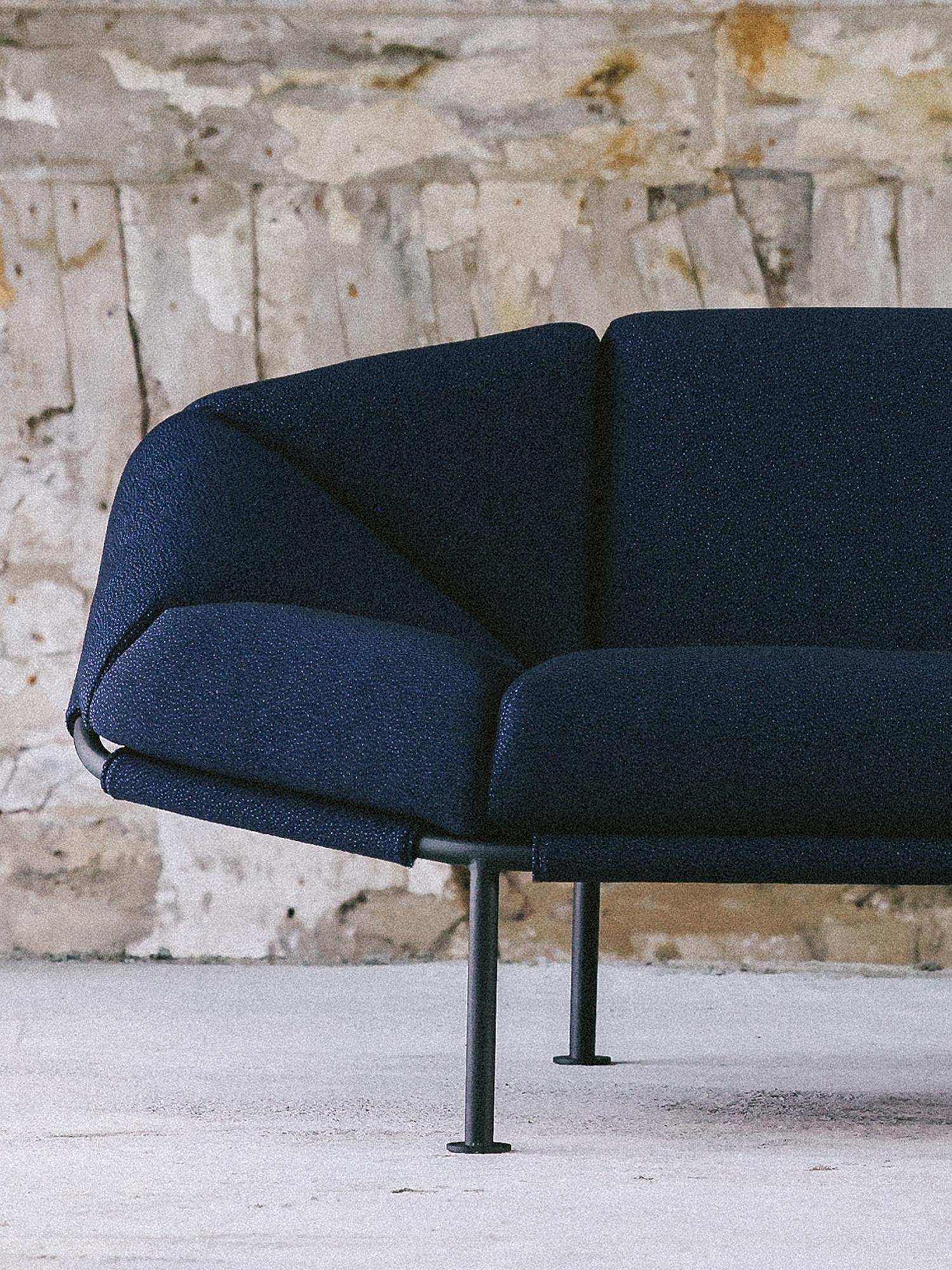 Marineblaues Atlas 2 Seater-Sofa von Kann Design (21. Jahrhundert und zeitgenössisch) im Angebot