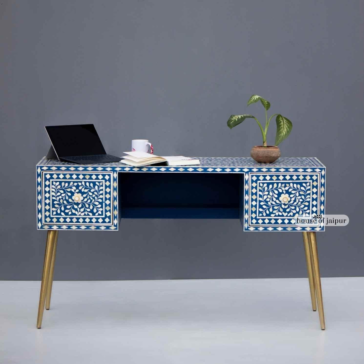 Unser Bone Inlay Work Desk ist eine auffällige Ergänzung für jedes Arbeitszimmer, Home Office oder jeden kreativen Arbeitsplatz. Mit seinem navyblauen Sockel und der filigranen Intarsie aus weißen Blumenranken zelebriert dieser Schreibtisch das