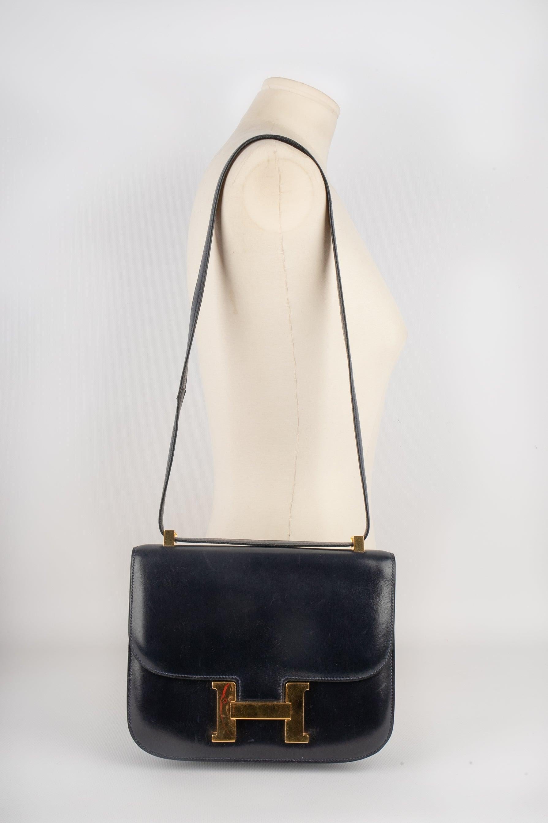 Hermes - Navy blue box leather Constance bag with a gold-plated fastener on a flap, and a cross-body strap. Piece with a certificate of conformity.

Additional information:
Condition:  Good condition
Dimensions: Length: 23 cm - Height: 18 cm -