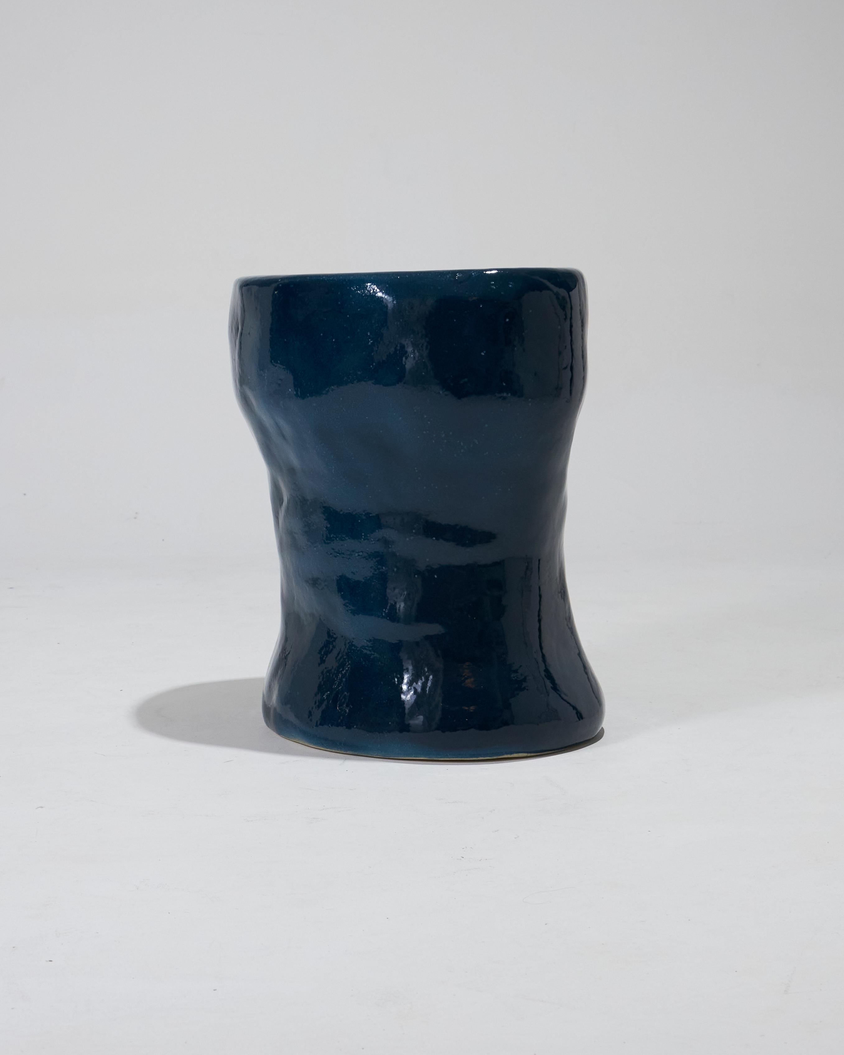 Table d'appoint en céramique bleu marine par Project 213A en vente 6