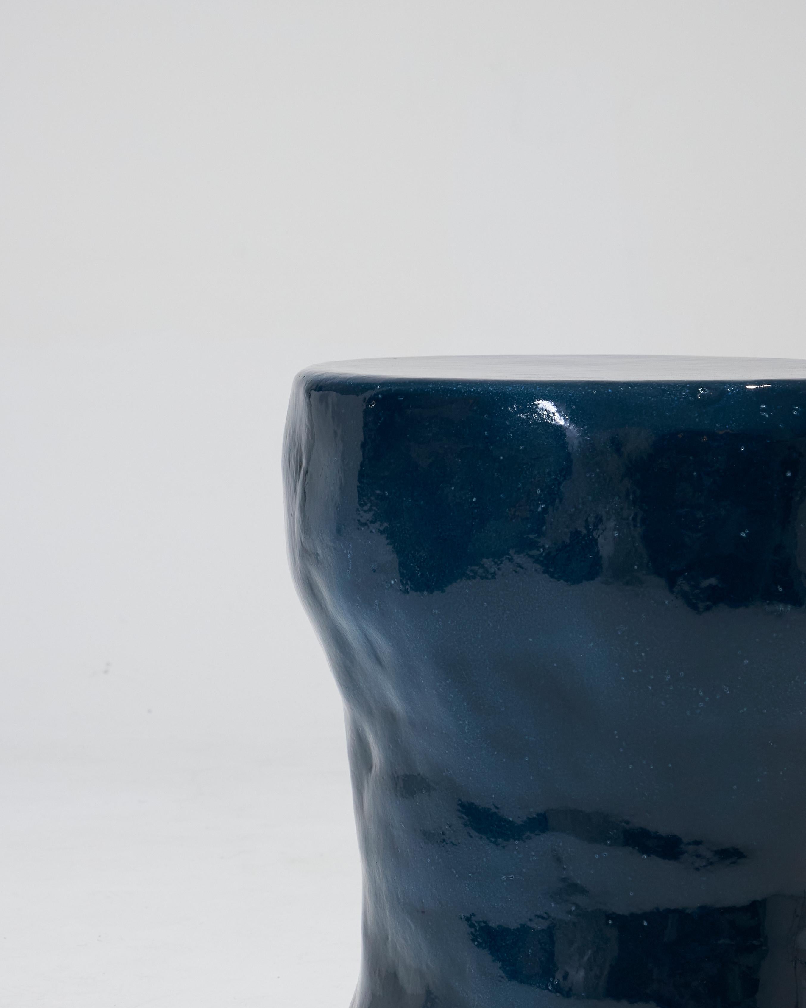 Table d'appoint en céramique bleu marine par Project 213A en vente 7