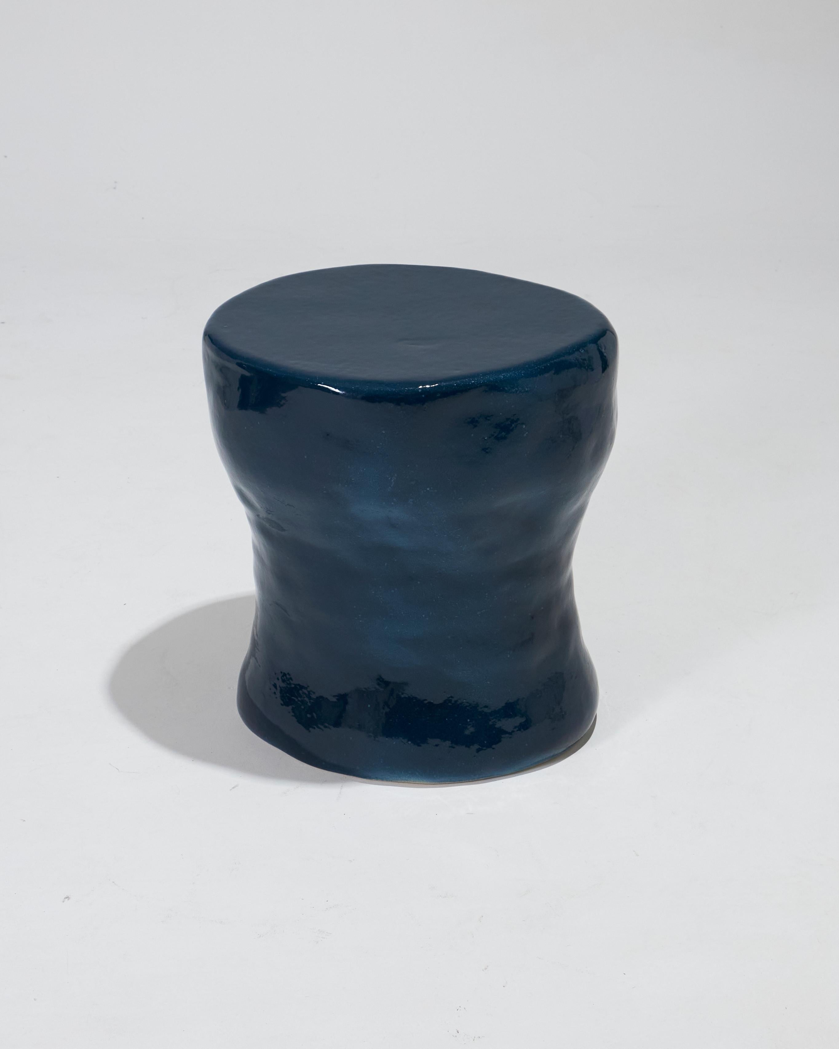 Table d'appoint en céramique bleu marine par Project 213A en vente 9