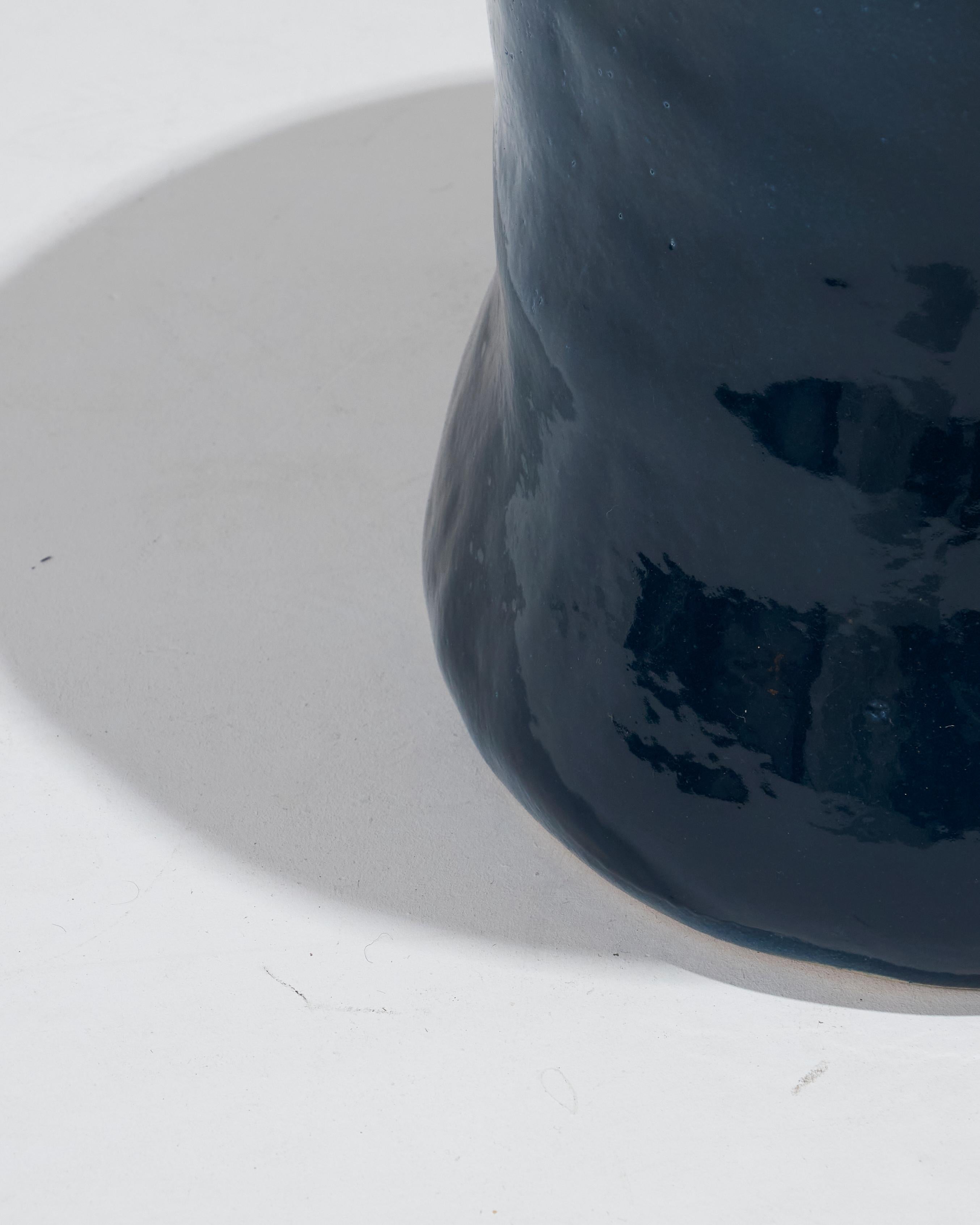 Table d'appoint en céramique bleu marine par Project 213A en vente 1