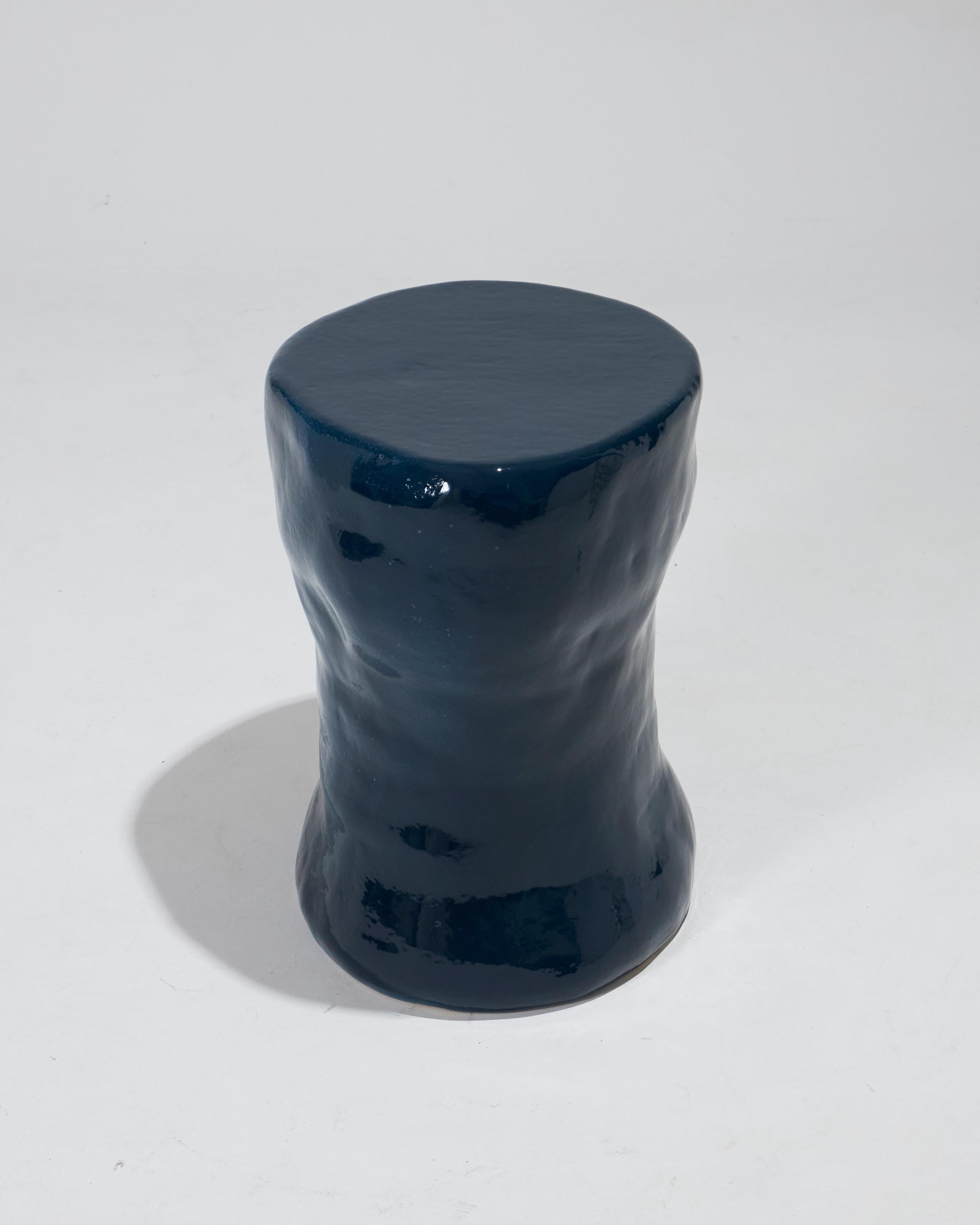 Table d'appoint en céramique bleu marine par Project 213A en vente 4