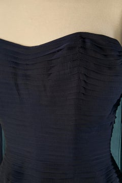 Vestido de noche tipo bustier de gasa azul marino con bufanda larga de Loris Azzaro