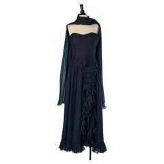 Vestido de noche tipo bustier de gasa azul marino con bufanda larga de Loris Azzaro
