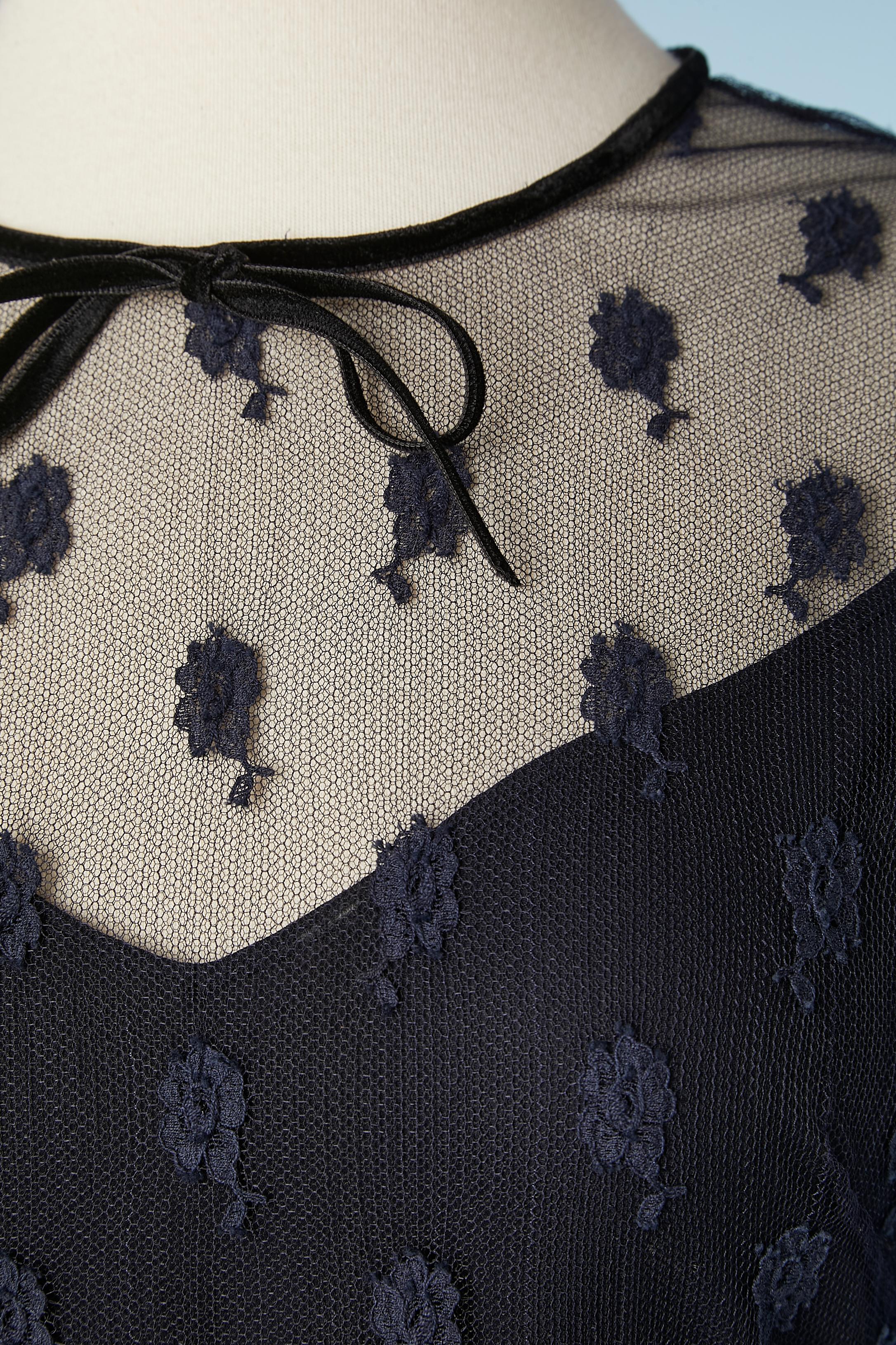 Navy blue cocktail dress in lace with black ribbons and ruffles.
Lace composition: 100% polyamide. Velvet: 50% cotton, 50% polyamide. Silk lining and silk organza lining. Zip in the middle back 
SIZE 42 (IT) 36 (Fr) S US 