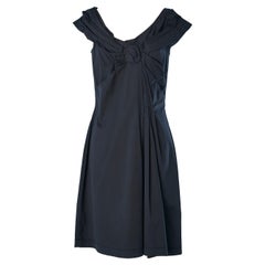 Abito da cocktail in cotone blu navy con drappeggio di rose al centro della fronte Prada