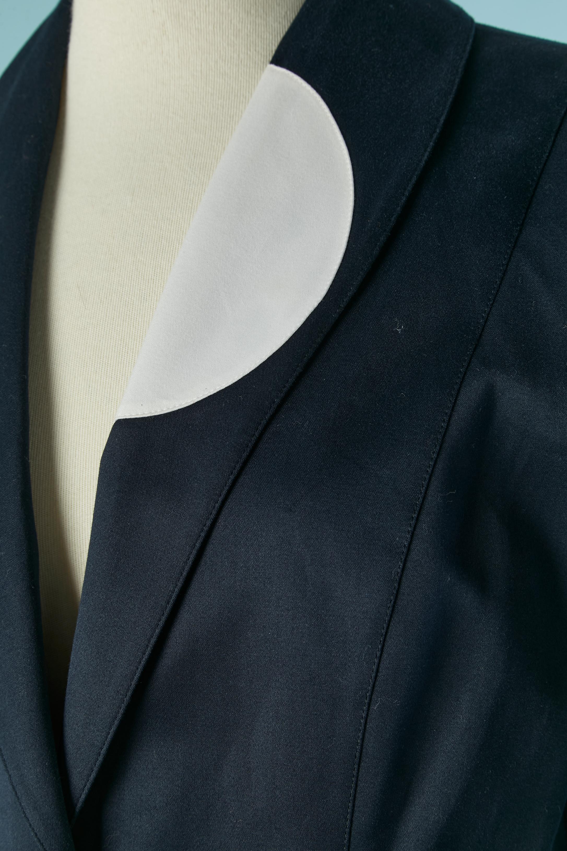 Chaqueta de algodón azul marino con aplique de puntos de algodón blanco . Hombrera. Cierre a presión en la parte delantera central. 
TALLA 44 (Fr) en la etiqueta talla M/L 
