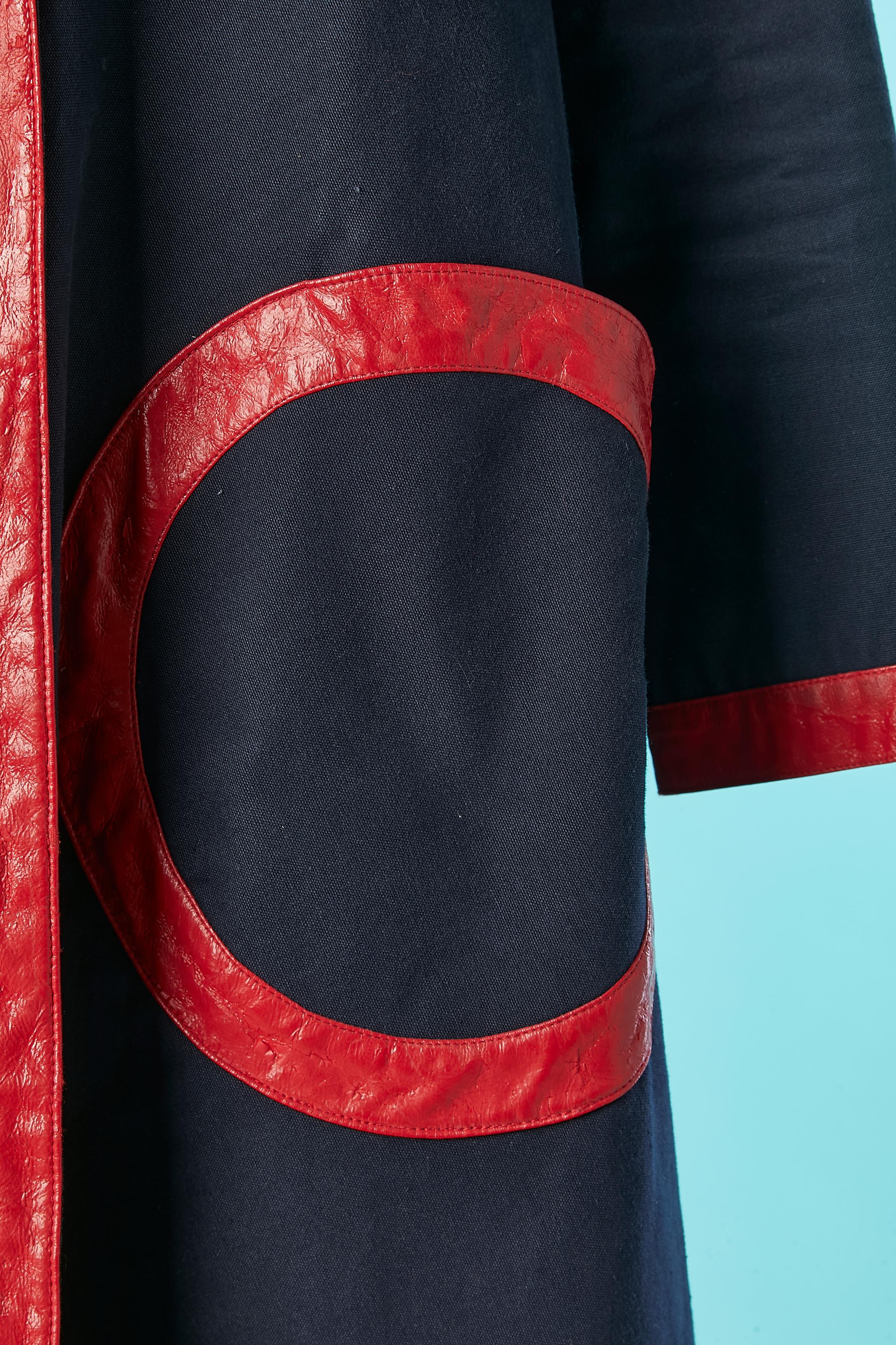 Noir Manteau croisé en coton bleu marine avec passepoil en PVC rouge Pierre Cardin Création en vente