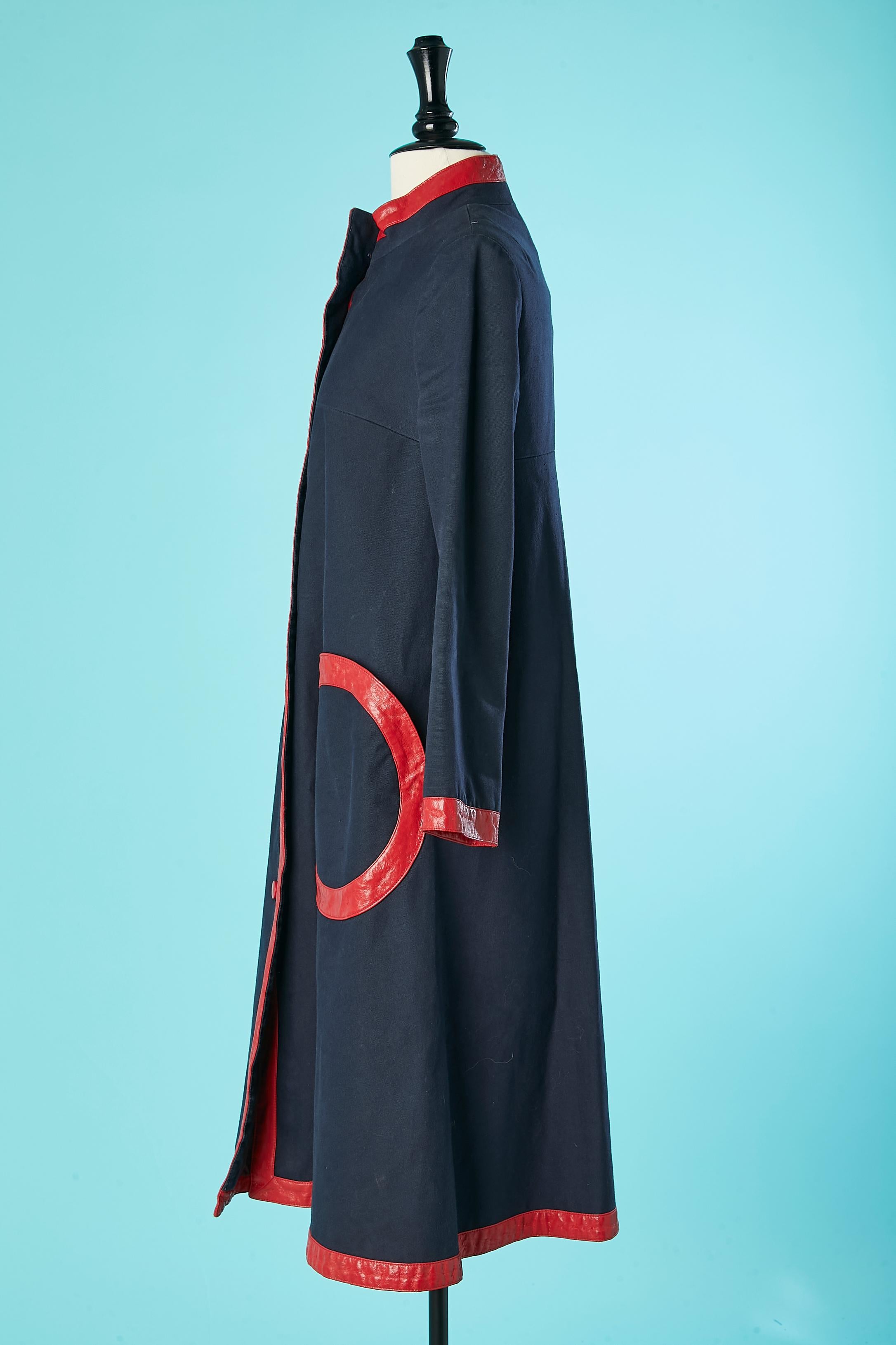 Manteau croisé en coton bleu marine avec passepoil en PVC rouge Pierre Cardin Création Bon état - En vente à Saint-Ouen-Sur-Seine, FR
