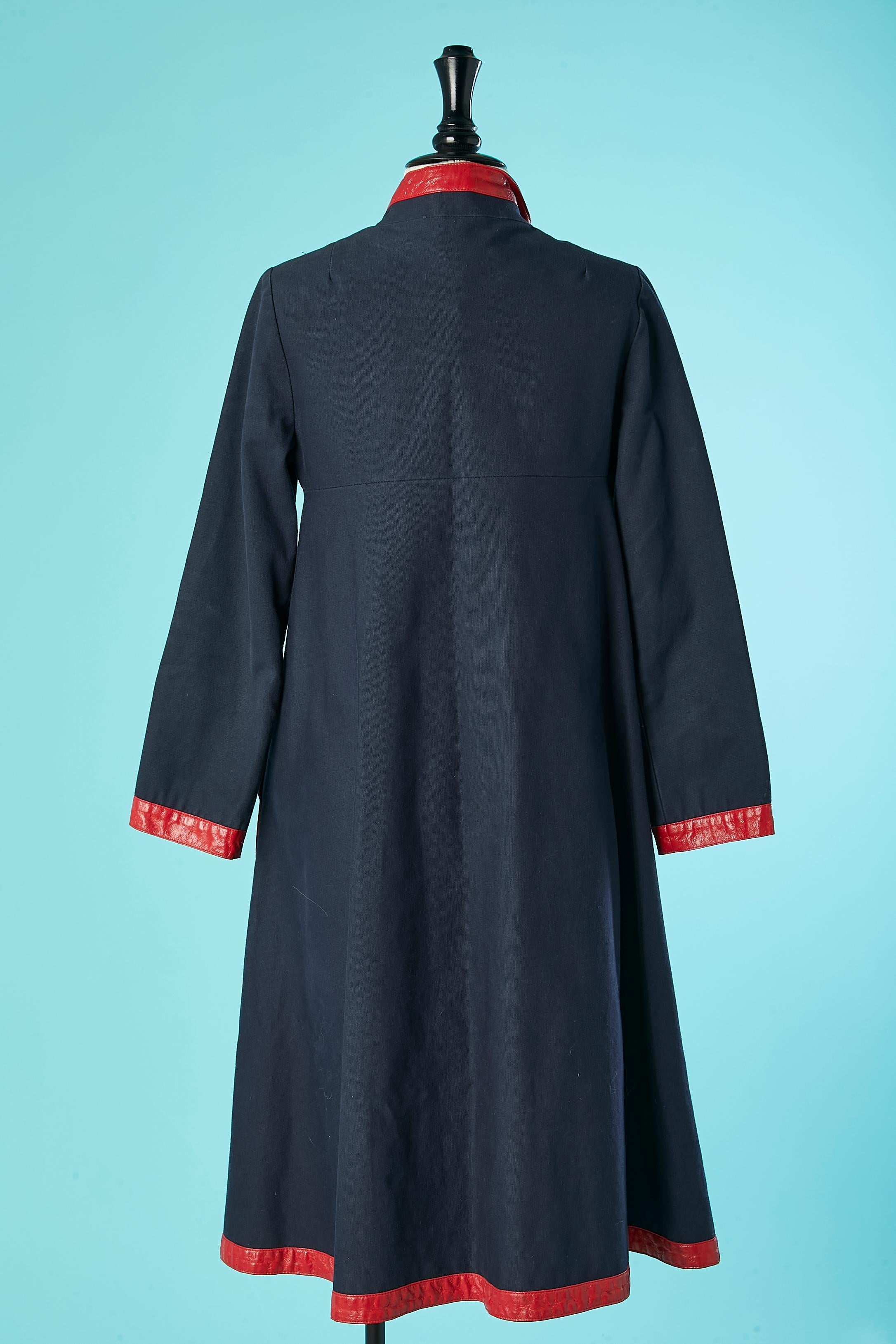 Manteau croisé en coton bleu marine avec passepoil en PVC rouge Pierre Cardin Création Pour femmes en vente