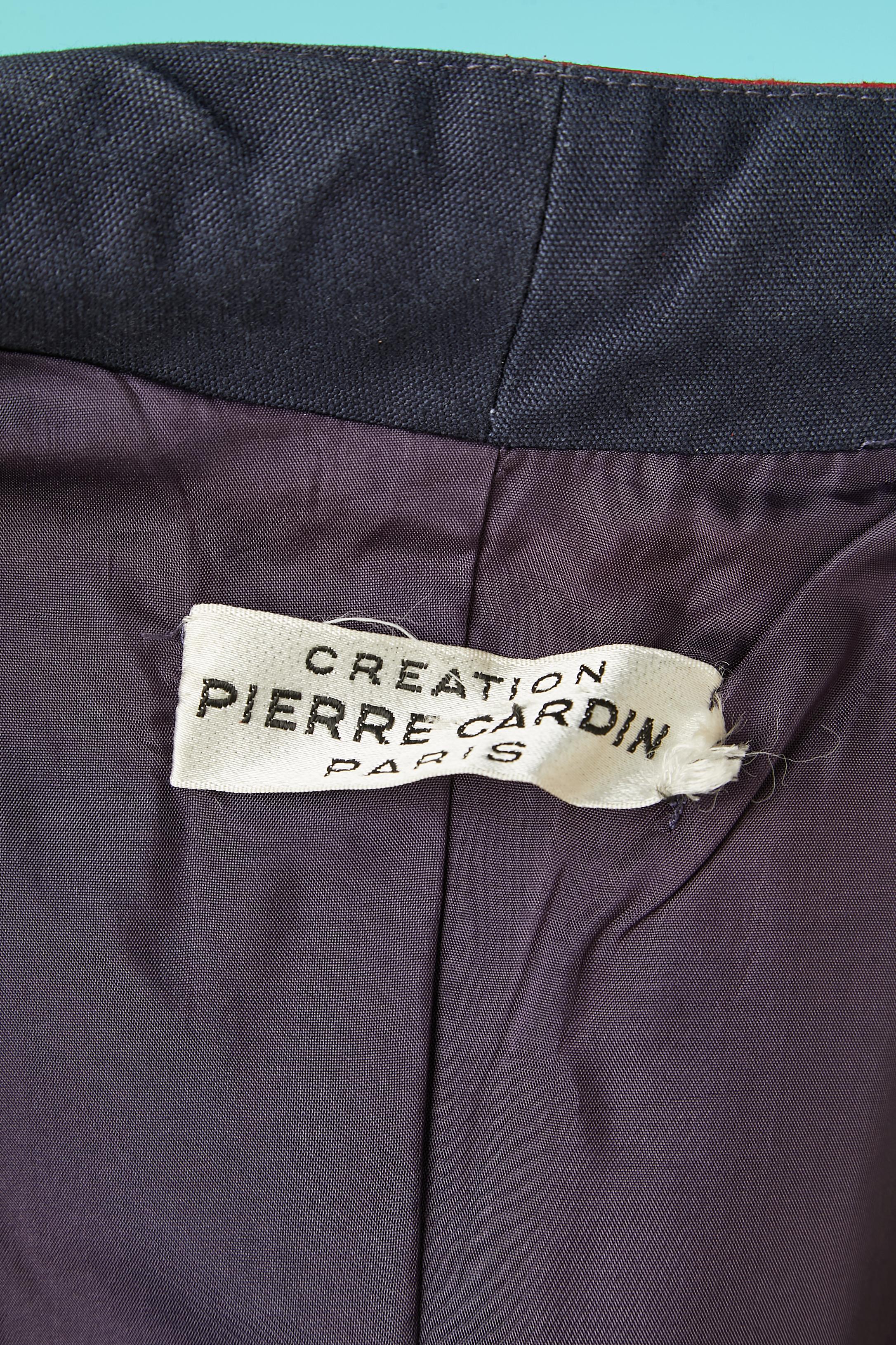 Manteau croisé en coton bleu marine avec passepoil en PVC rouge Pierre Cardin Création en vente 1