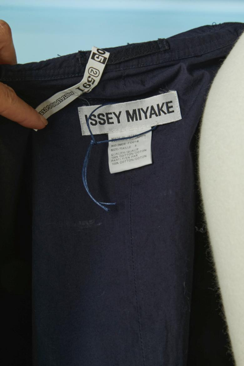 Veste en coton bleu marine à simple boutonnage ISSEY MIYAKE en vente 1