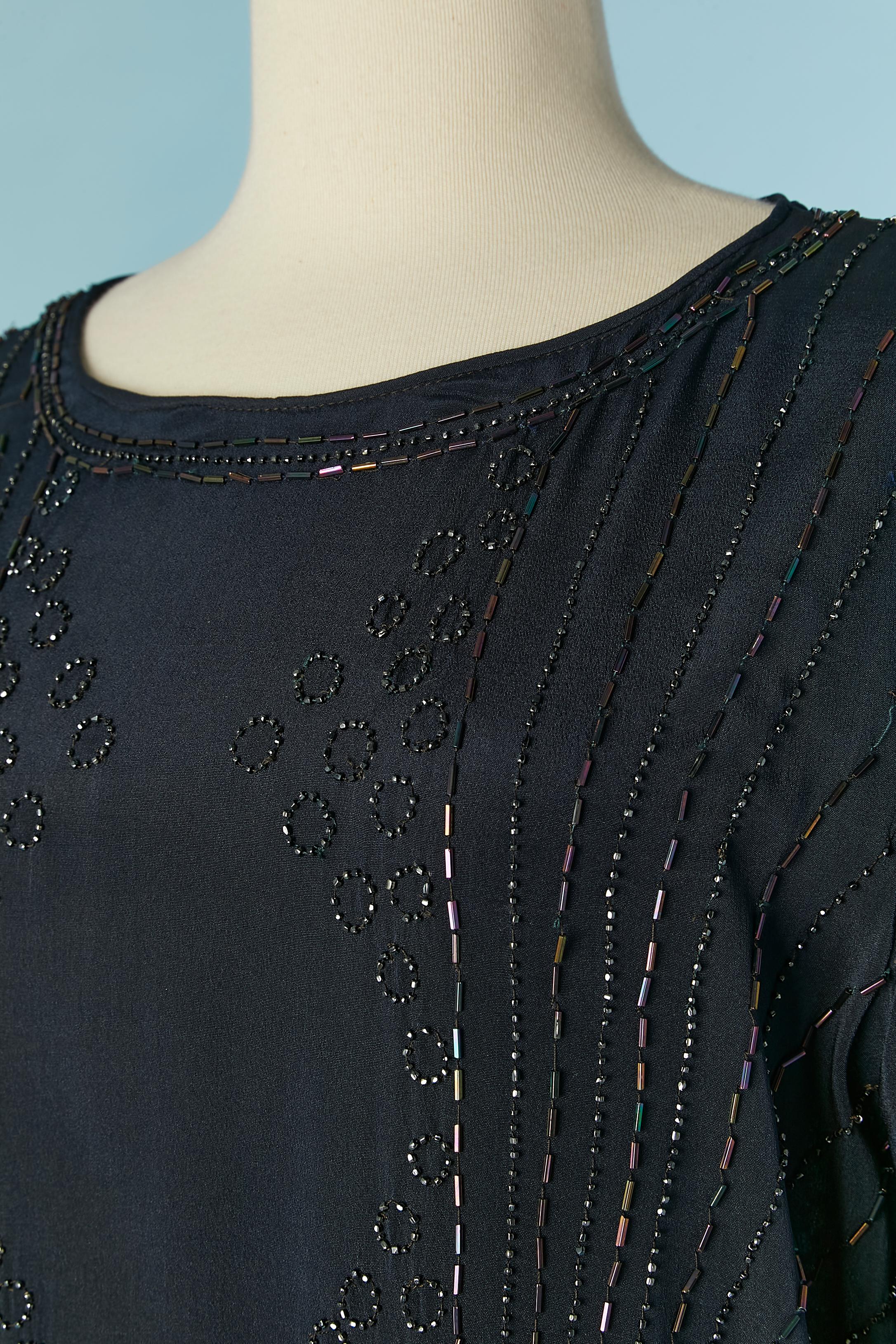 Vestido de cóctel de crêpe azul marino con pedrería y manga de gasa de seda. Cierre a presión en los puños. 
TALLA L 