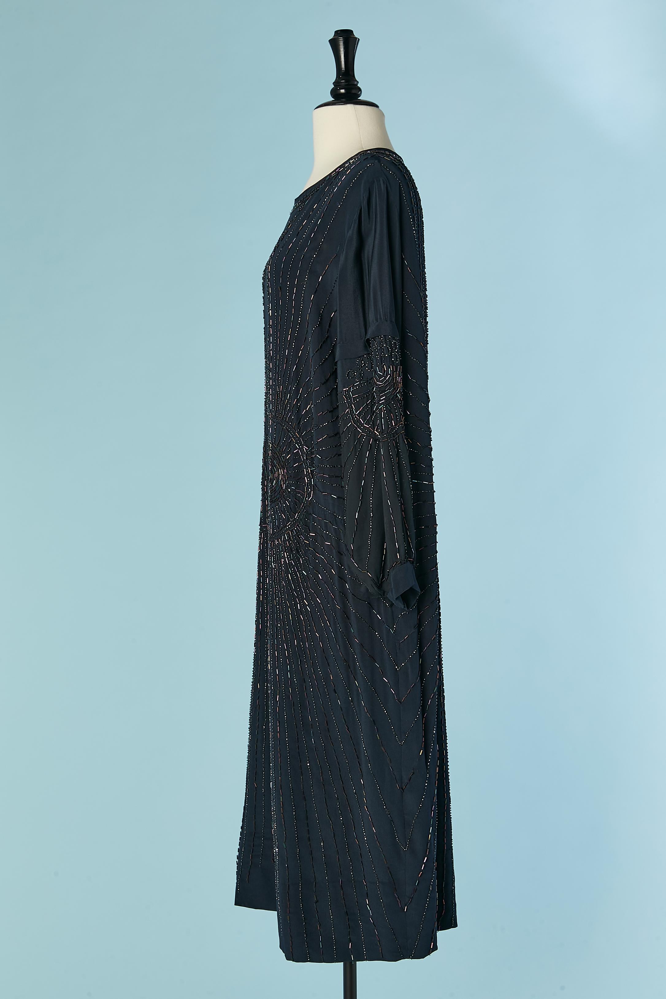 Vestido de cóctel de crêpe azul marino con cuentas y manga de gasa de seda Circa años 20 en venta 2