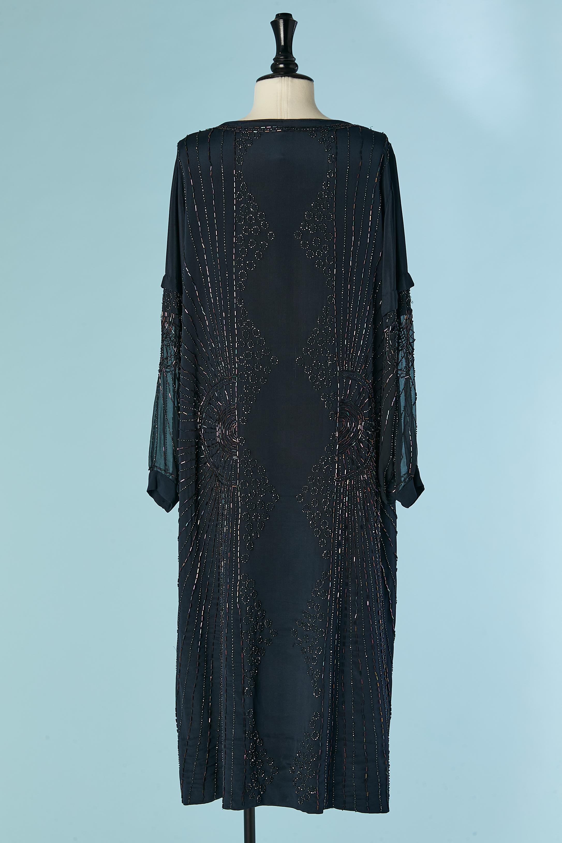 Vestido de cóctel de crêpe azul marino con cuentas y manga de gasa de seda Circa años 20 en venta 3