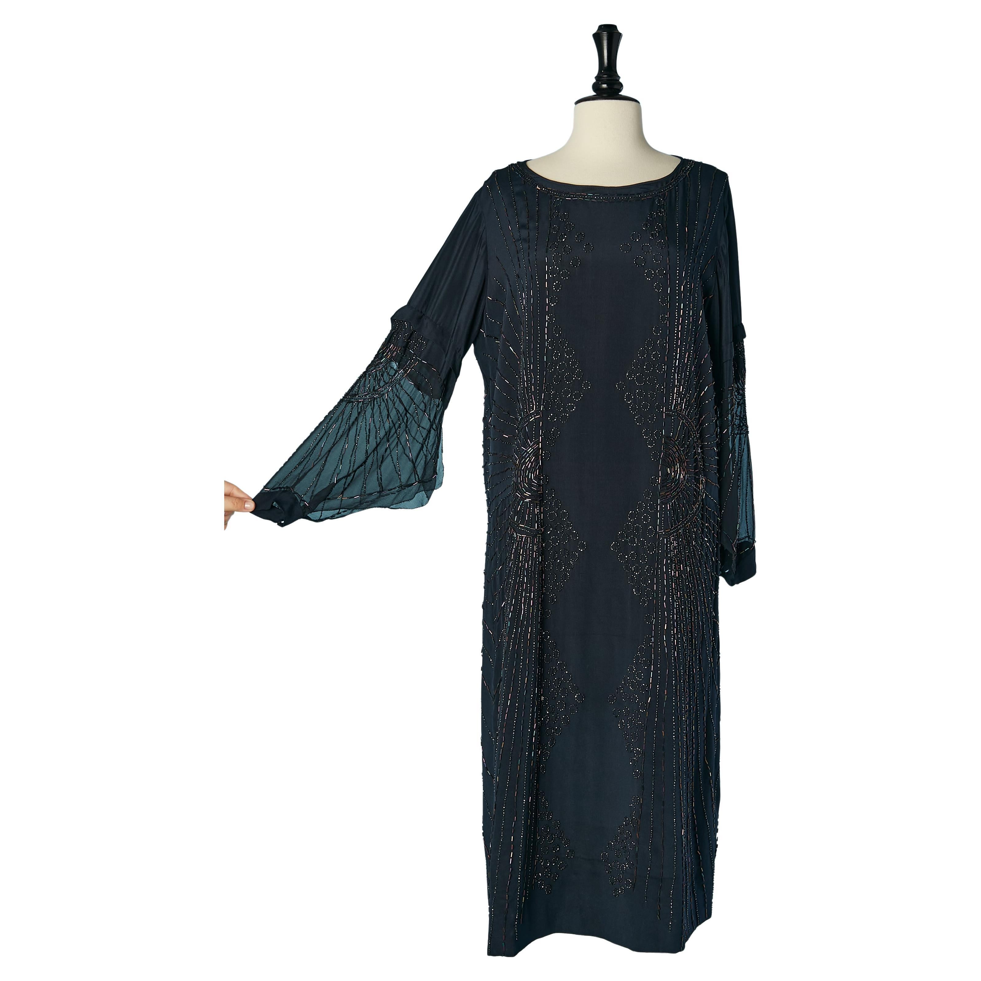 Vestido de cóctel de crêpe azul marino con cuentas y manga de gasa de seda Circa años 20 en venta