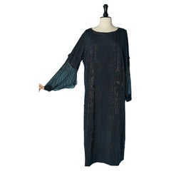Marineblaues Cocktailkleid aus Crêpe mit Perlenbesatz und Seidenchiffonärmel CIRCA 1920er Jahre