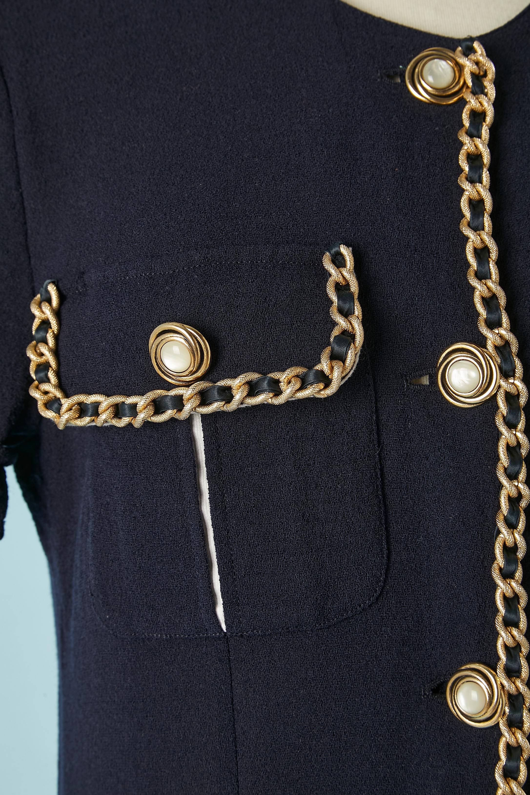 Noir Robe de cocktail en crêpe bleu marine avec passepoils en chaîne dorés Versus Gianni Versace  en vente