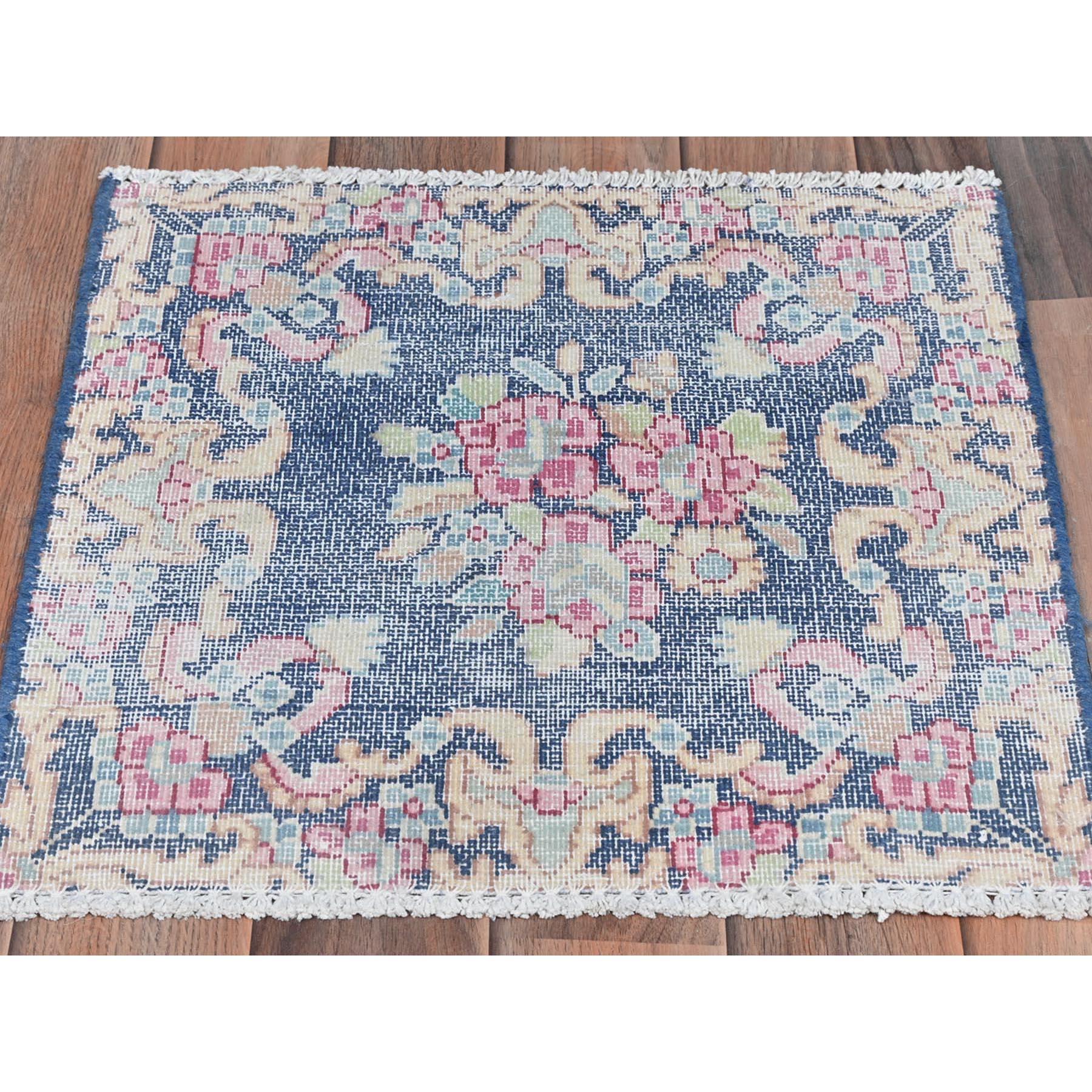 Ce fabuleux tapis noué à la main a été créé et conçu pour une résistance et une durabilité accrues. Ce tapis a été fabriqué à la main pendant des semaines selon la méthode traditionnelle qui est utilisée pour faire des
Taille exacte du tapis en