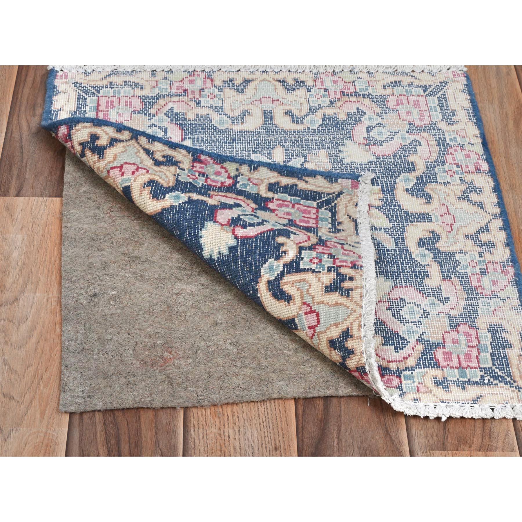 Médiéval Tapis Kerman persan ancien en laine nouée à la main, bleu marine, à l'aspect vieilli et usé en vente