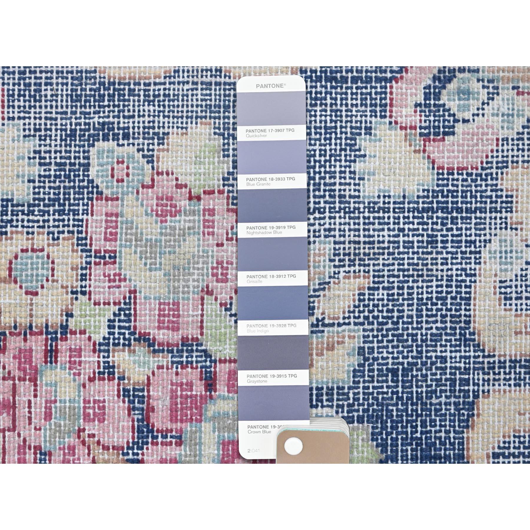 Perse Tapis Kerman persan ancien en laine nouée à la main, bleu marine, à l'aspect vieilli et usé en vente