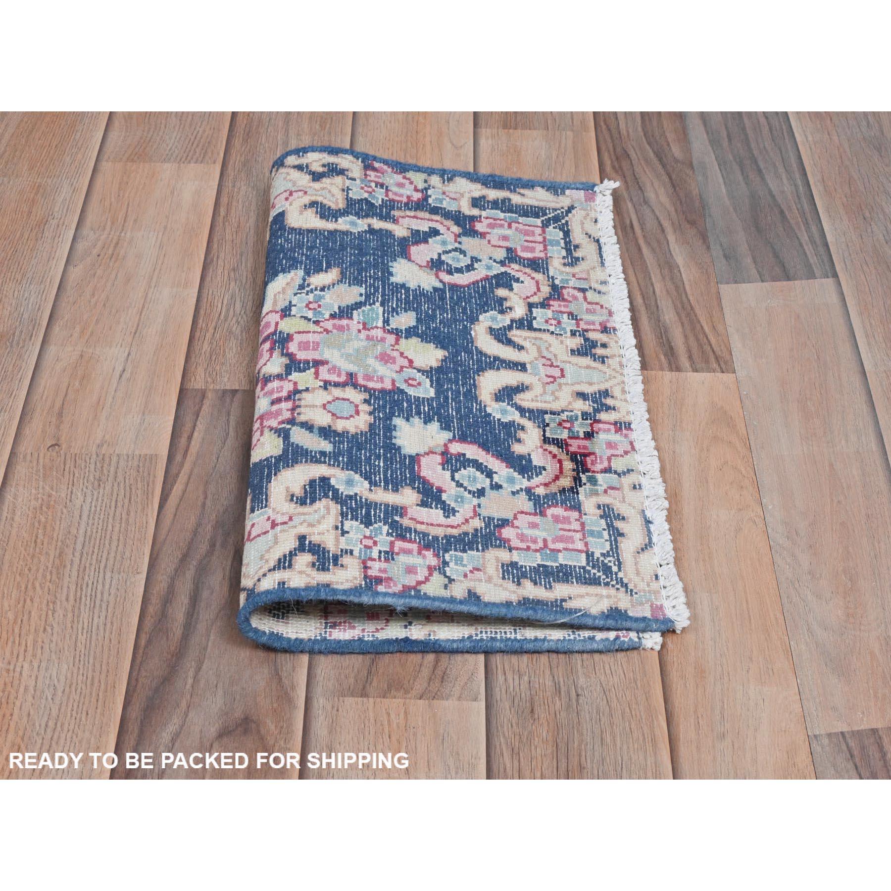 Noué à la main Tapis Kerman persan ancien en laine nouée à la main, bleu marine, à l'aspect vieilli et usé en vente