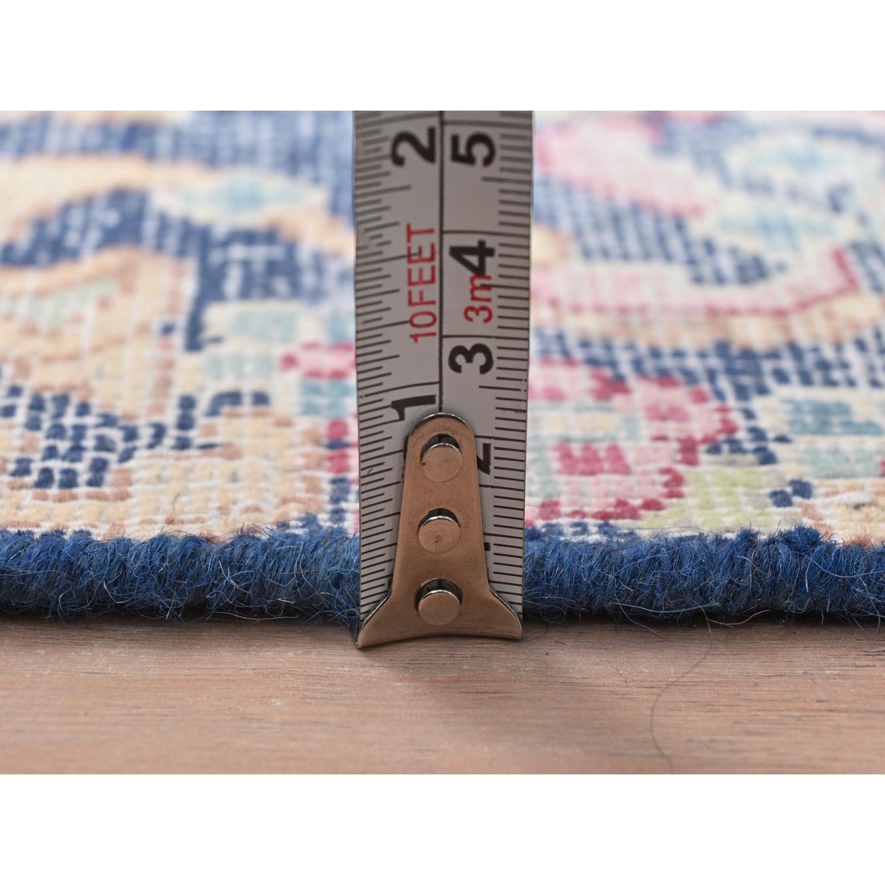 Tapis Kerman persan ancien en laine nouée à la main, bleu marine, à l'aspect vieilli et usé Bon état - En vente à Carlstadt, NJ
