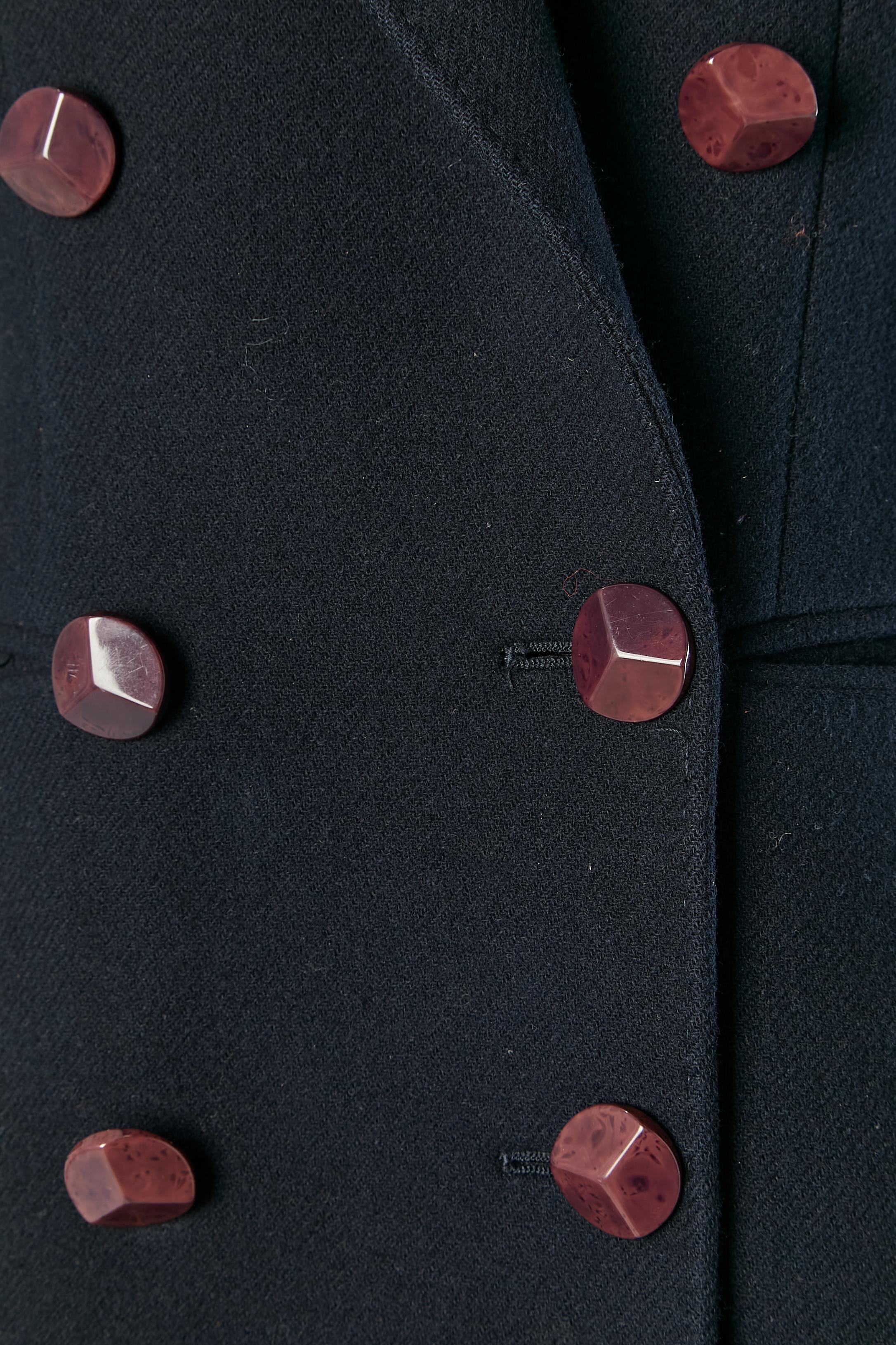 Navy blue double-breasted wool coat. Lining composition: cotton and rayon. the lining is only inside the shoulder and purple inside the sleeve. Otherwise is piping. Split on the middle back, lenght = 30cm
Shoulder-pad. Pocket on both side. 
SIZE on