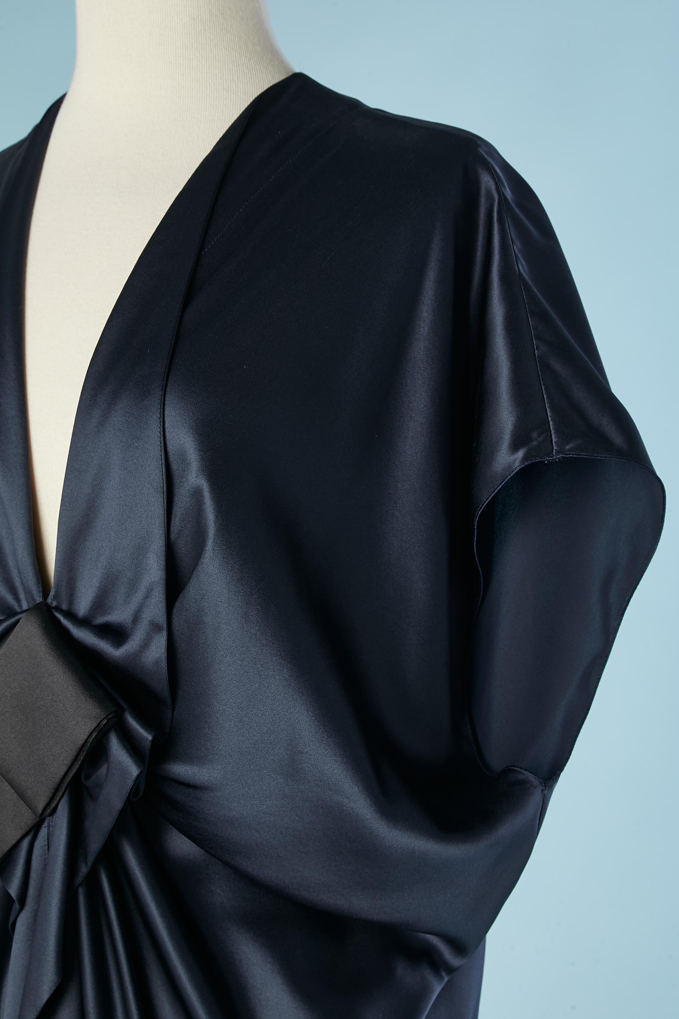 Marineblaues drapiertes Cocktailkleid mit schwarzer Satinschleife. Schlitz im unteren Teil des Kleides in der vorderen Mitte (Länge: 23 cm)
SIZE 38 (M) 