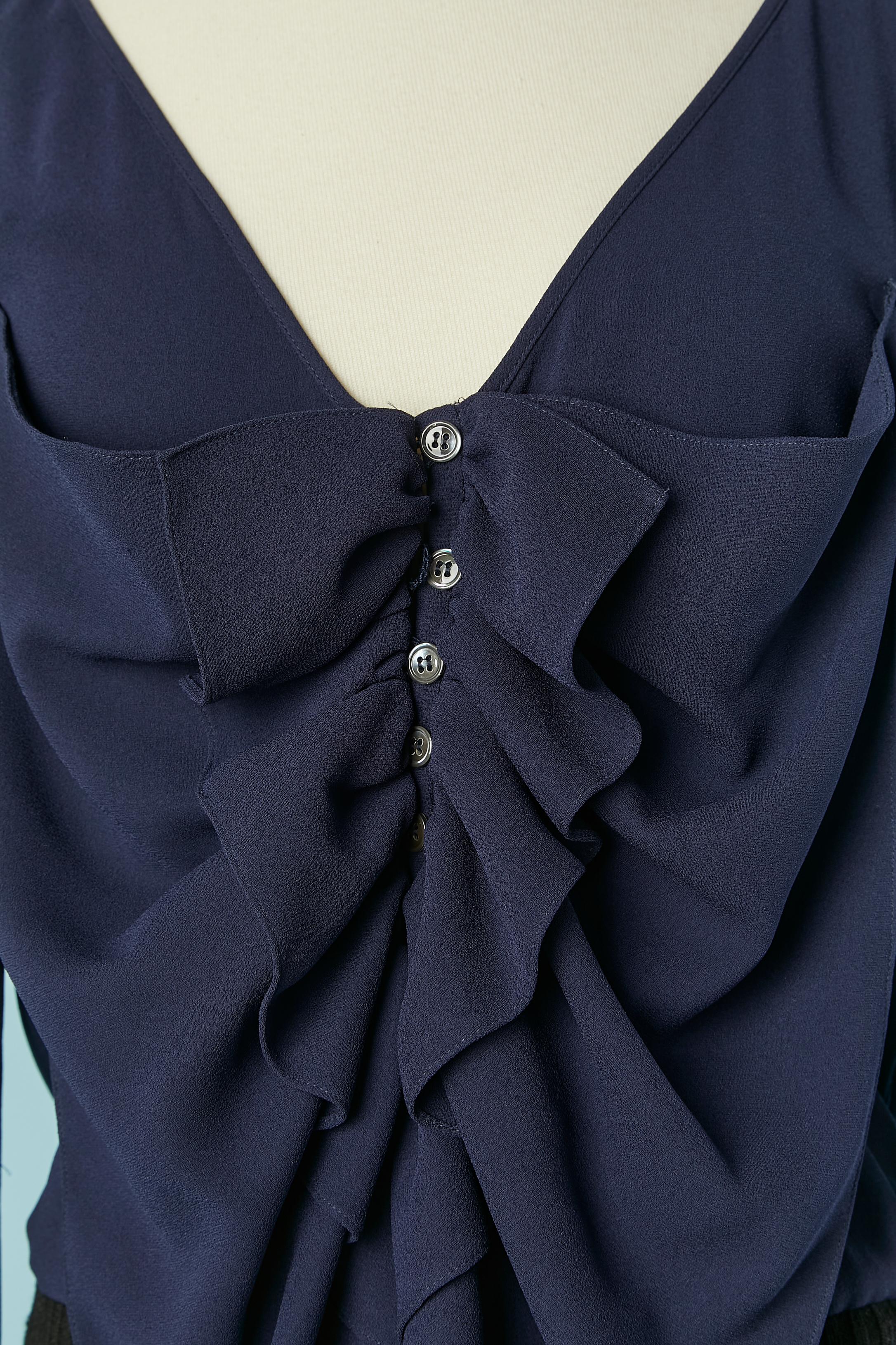 Robe bleu marine avec jabot à volants et côtes de laine autour des hanches. Composition du tissu principal : 59% triacétate, 41% polyéthylène. Pas d'étiquette de tissu pour la côte sur les hanches, mais probablement de la laine mélangée à de