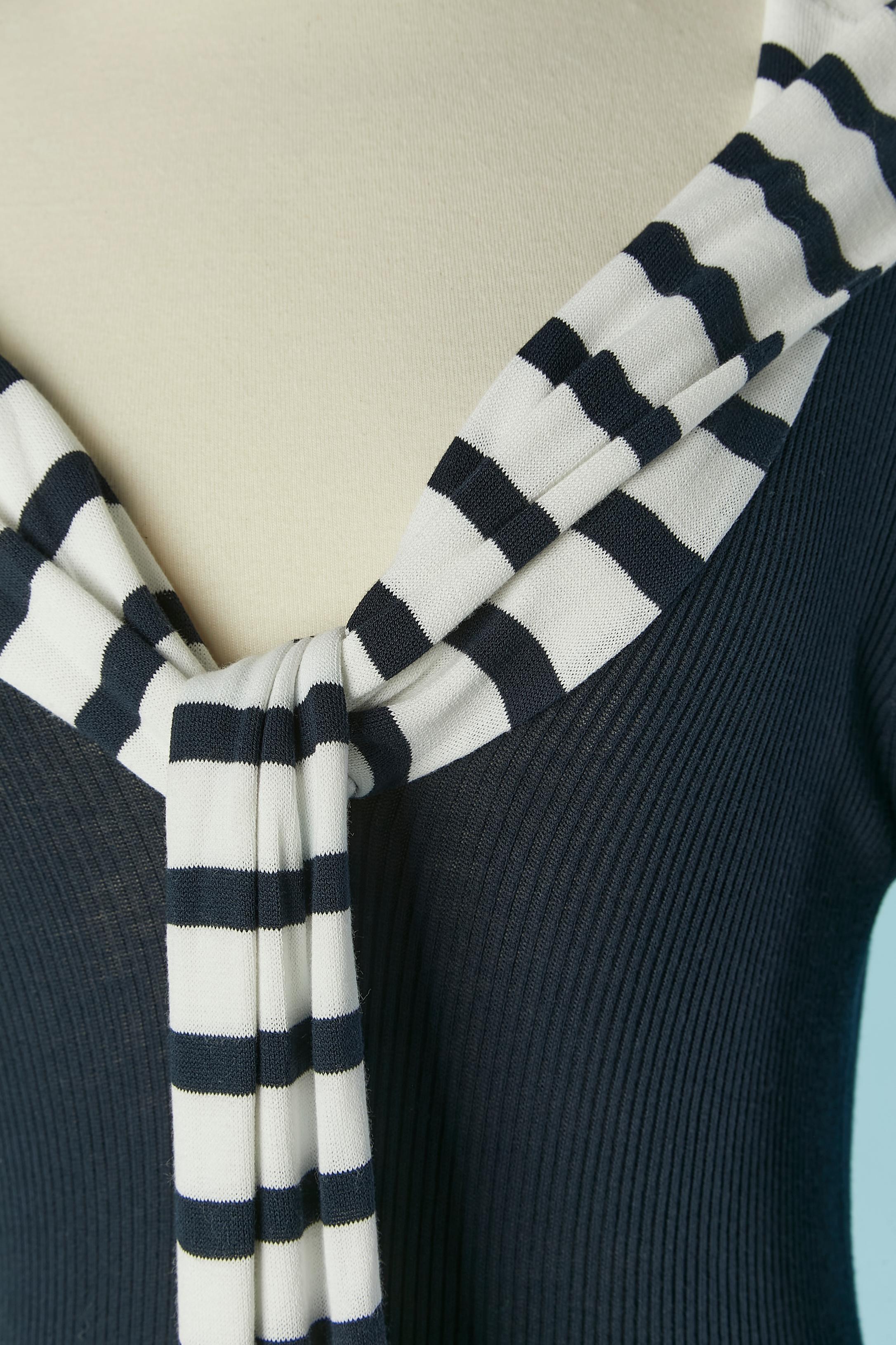 Marineblaues Kleid mit 