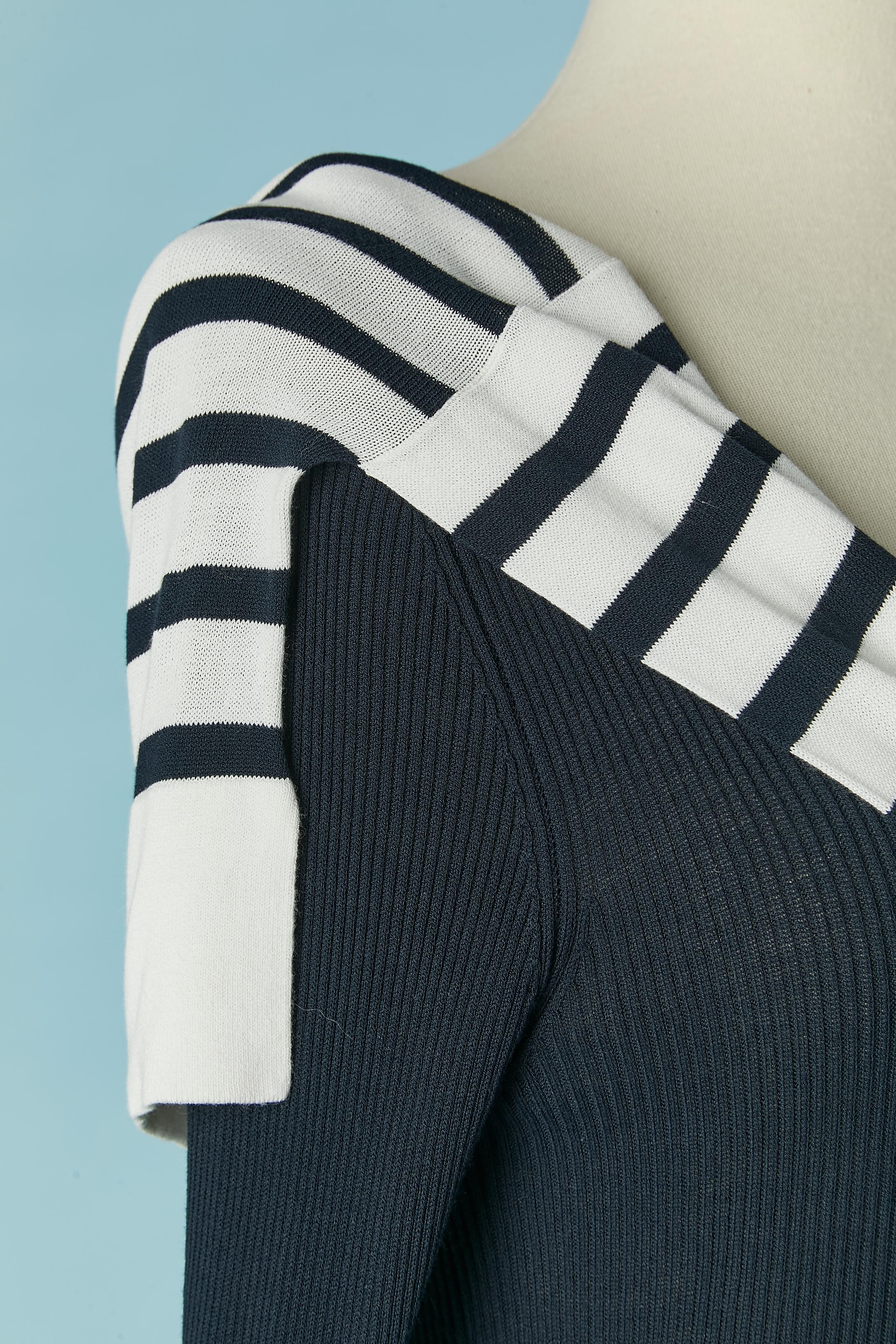 Marineblaues Kleid mit 