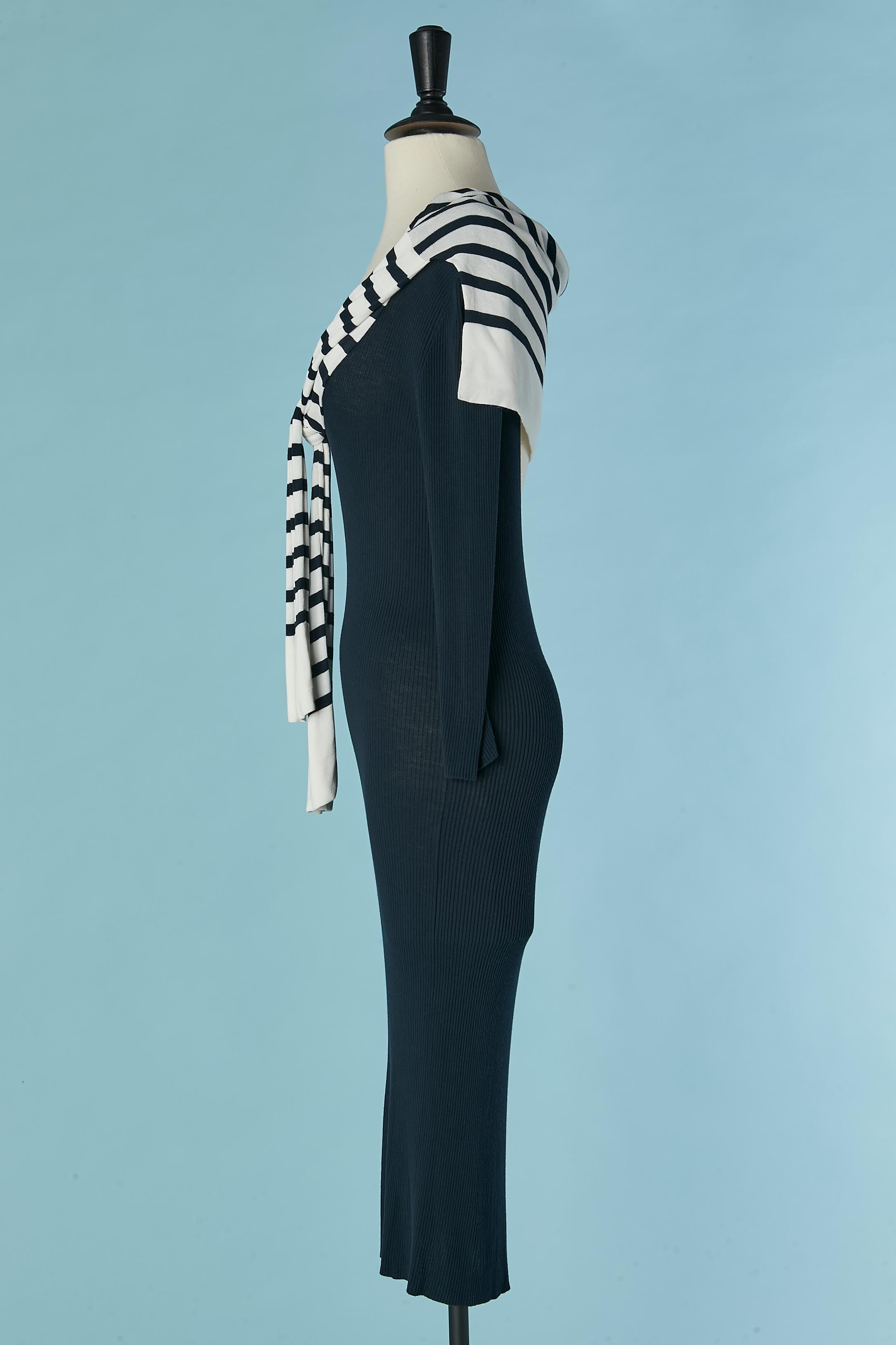 Marineblaues Kleid mit 